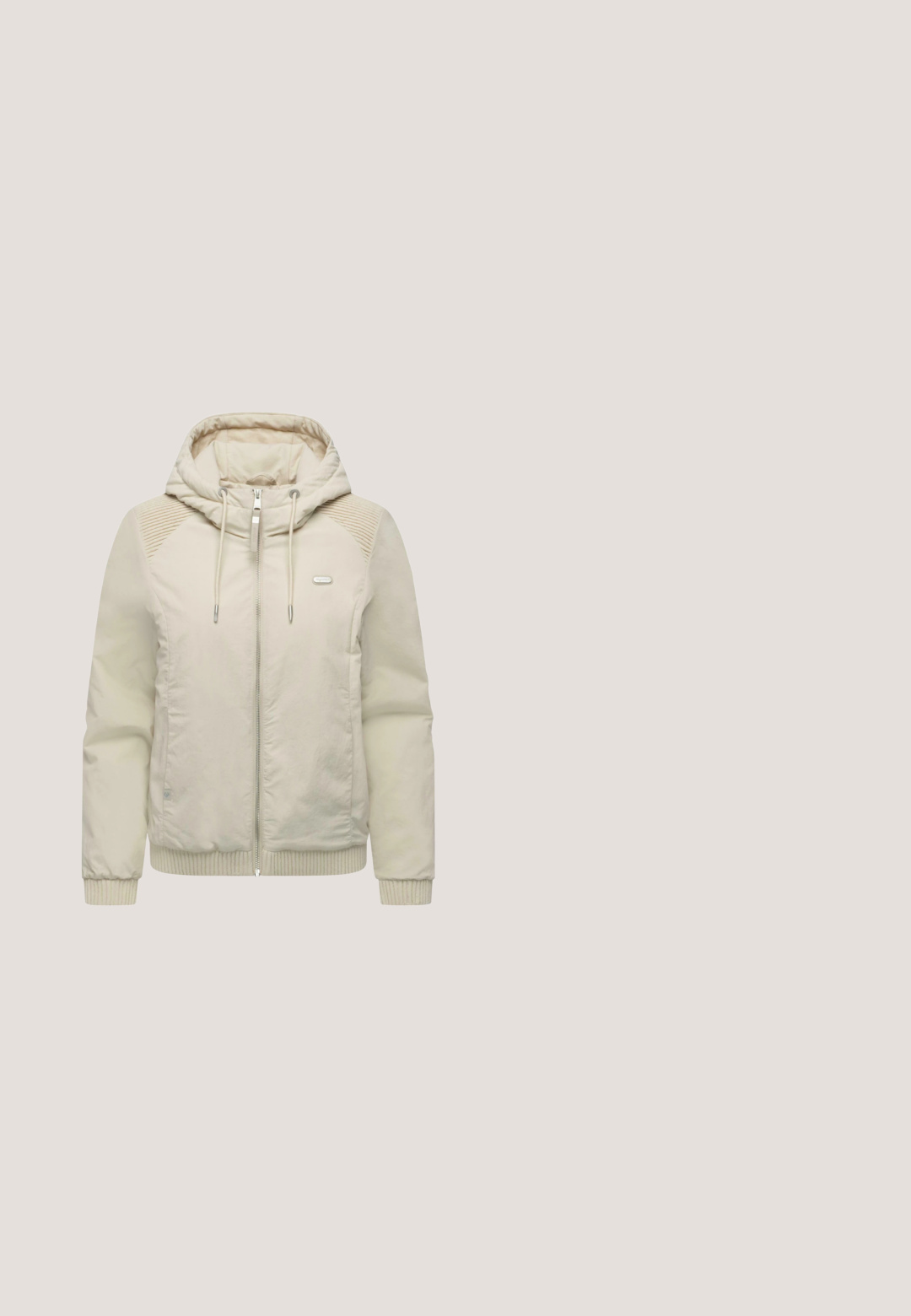 Lysebeige jakke med lynlås og hætte, ribstrikkede manchetter og detaljer på skuldrene. Glat tekstur og minimalistisk design.; Beige kortærmet sweatshirt med rund halsudskæring, blød tekstur, dropped shoulders og let afrundet kant. Har en logo-etiket.; Beige bukser i strækstof med bred, høj talje. Lige ben uden lommer eller dekorative elementer. Glat tekstur.; Beige atletisk sko med tekstureret overdækning, snørebånd og støttende hælkappe, hviler på en træoverflade, sat mod grønne planter.; Beige crossbody taske med en tekstureret overflade, frontlomme med lynlås, hardware i sølvfarve og en justerbar rem. Har et logodetail.; Perlearmbånd med assorterede hvide perler i forskellige former og størrelser, sikret med en sølvfarvet klipslås og en justerbar kæde.