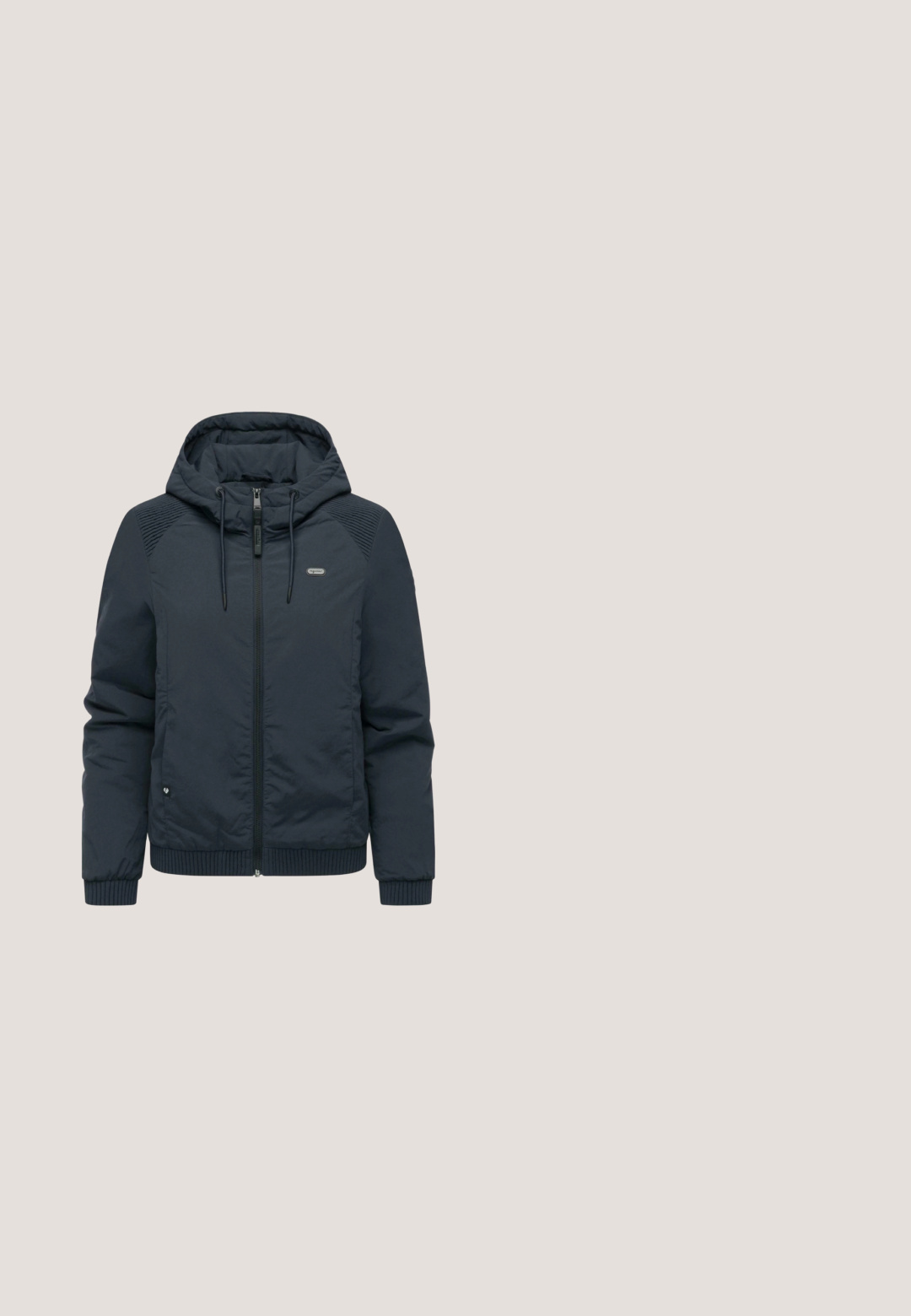 Marineblaue wattierte Kapuzenjacke mit Reißverschluss vorne, gerippten Bündchen und Saum, strukturierten Schulterakzenten und einem kleinen Markenetikett auf der Brust.; Weißes Langarmshirt mit dünnen schwarzen horizontalen Streifen und rundem Ausschnitt, dargestellt vor einem einfarbigen weißen Hintergrund.; Blaue Jeans aus Denim mit geraden Beinen, vorne Knopf- und Reißverschluss sowie vordere und hintere Taschen, vor weißem Hintergrund dargestellt.; Weiße Sportschuhe mit strukturiertem Obermaterial, dezenten goldenen Akzenten, runder Zehenpartie und gepolstertem Kragen. Ausgestattet mit einer Schnürung und einer leichten Sohle.; Navyblaues Umhängetasche aus strapazierfähigem Stoff. Mit zwei Reißverschluss-Vordertaschen und braunen Lederakzenten. Verstellbarer Riemen inklusive.; Goldfarbene Halskette mit einer zarten Kette und einem vogelförmigen Anhänger im schlichten, minimalistischen Design. Längenverstellbar.