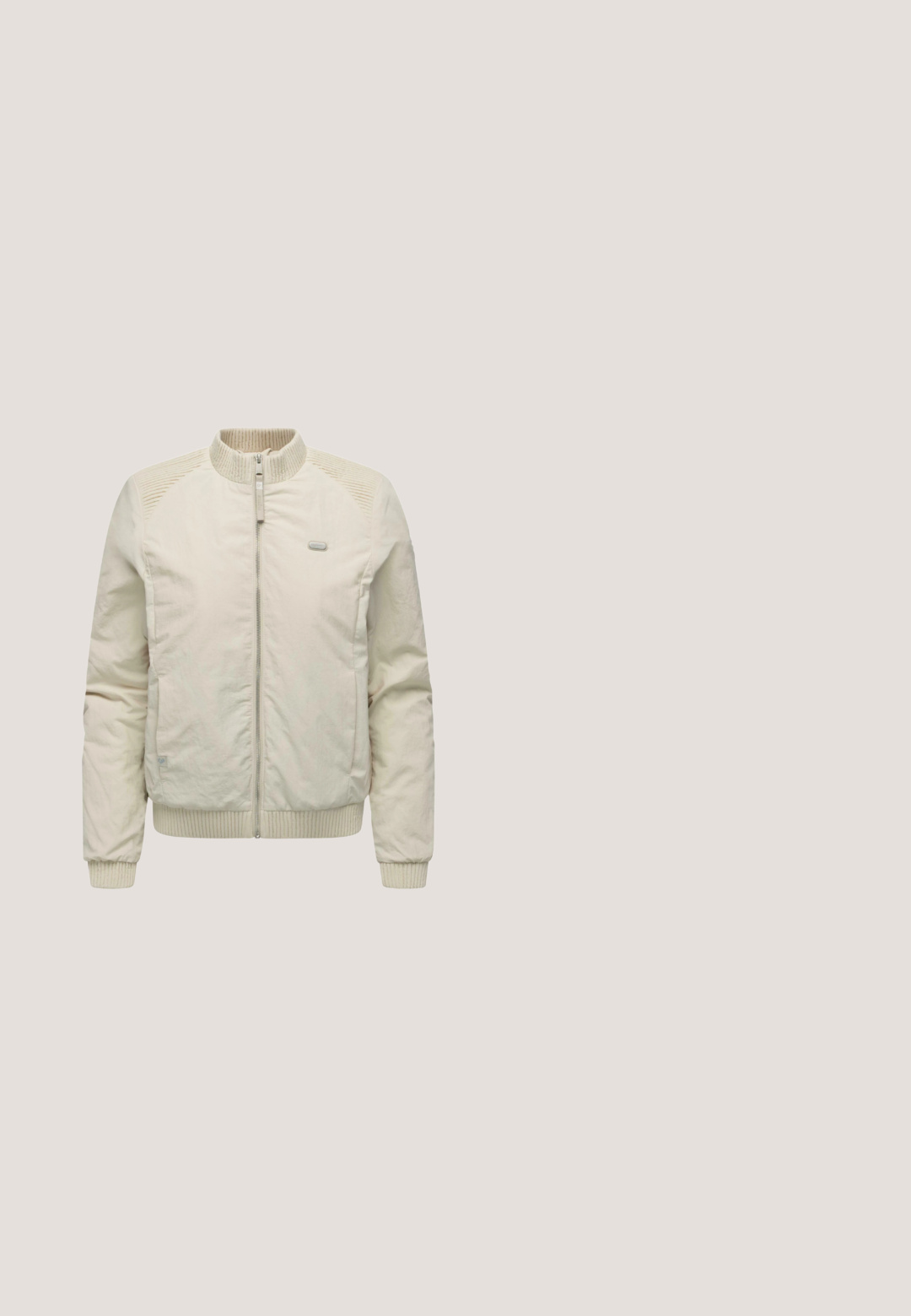 Lysebeige bomberjakke med ribbet krave og manchetter. Har lynlåslukning og vandrette teksturerede paneler på skuldrene. Simpelt design.; Beige hættekjole med en løs pasform, trekvartærmer og snore. Har sideslitser og broderet logo på brystet.; Beige læder slingback hæle med en spids tå og en slank hæl. Har et udskåret design og en spænde for justerbar pasform.; Brune gradient solbriller med overdimensionerede geometriske linser, guldfarvede metalrammer og dekorative perleaccenter på stængerne.; Hvid vegansk læderhåndtaske med rund top, korte håndtag, gyldne hardware-detaljer og prægede logo på fronten. Glat tekstur.; Guldtonede øreringe med design af sikkerhedsnål, med en stor blank hvid perle hængende fra en cirkulær løkke. Gennemsigtig backing inkluderet.