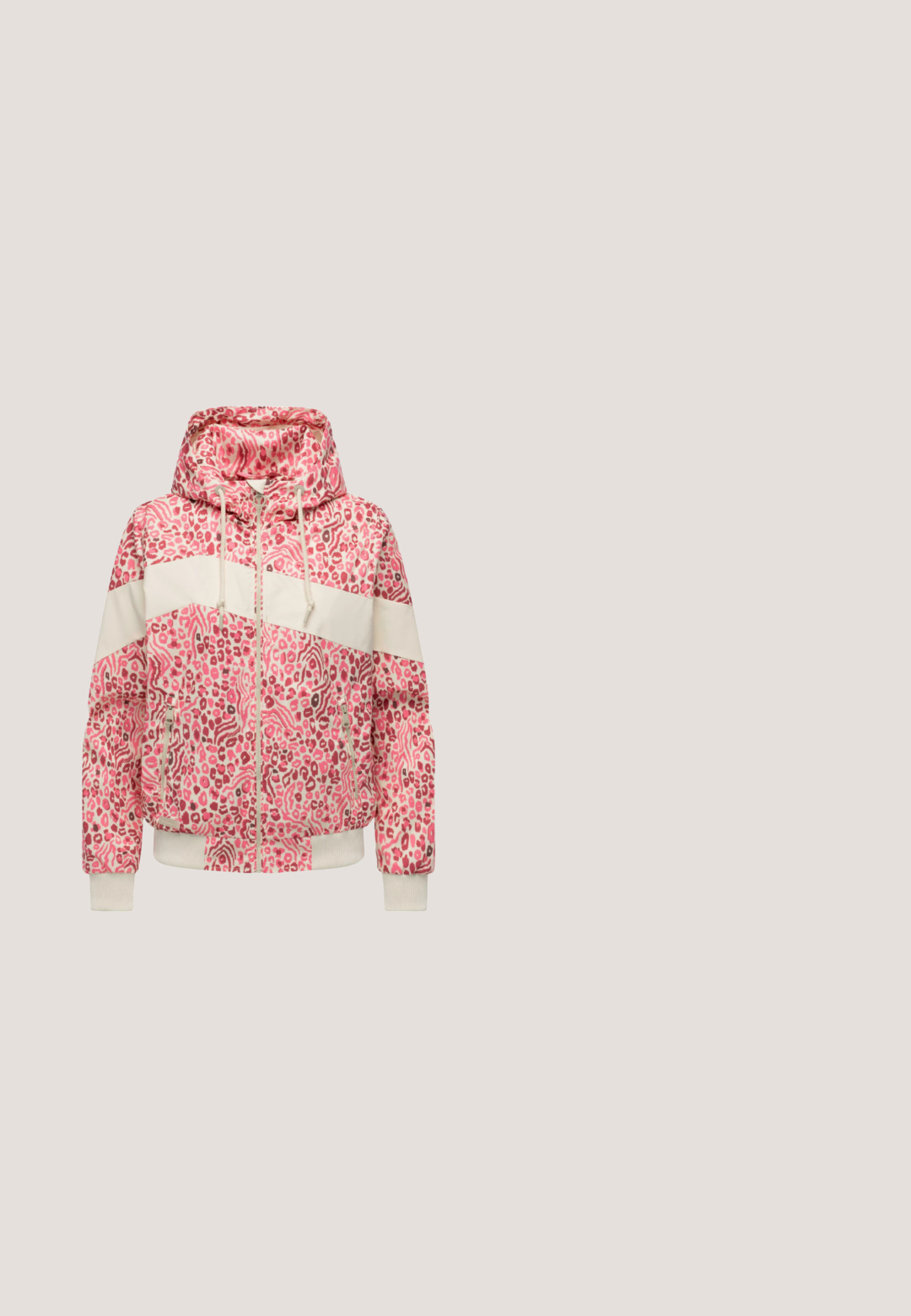 Roze-witte capuchonjas met luipaardprint, voorzien van een ritssluiting aan de voorkant, een witte diagonale streep, trekkoorden en met rits afsluitbare zijzakken.; Beige T-shirt met korte mouwen, met een afbeelding van rode chilipepers en groene bladeren, tekst "CHILE of aje" aan de voorkant.; Donkerblauwe spijkerrok met een rechte snit, voorzien van een sluiting met knopen aan de voorkant, riemlussen en twee voorkeurszakken. Zachte textuur en zichtbare stiksels.; V 1985 SMASH LOW - Sneakers laag - crema; Denim schoudertas met een bruine leren klep, voorzien van een voorvak en contrasterende stitching. Plat ontwerp met afgeronde hoeken.; Gouden kettingarmband met een rij van zes witte parels, beveiligd met een karabijnsluiting en een verstelbare verlengkettinkje.