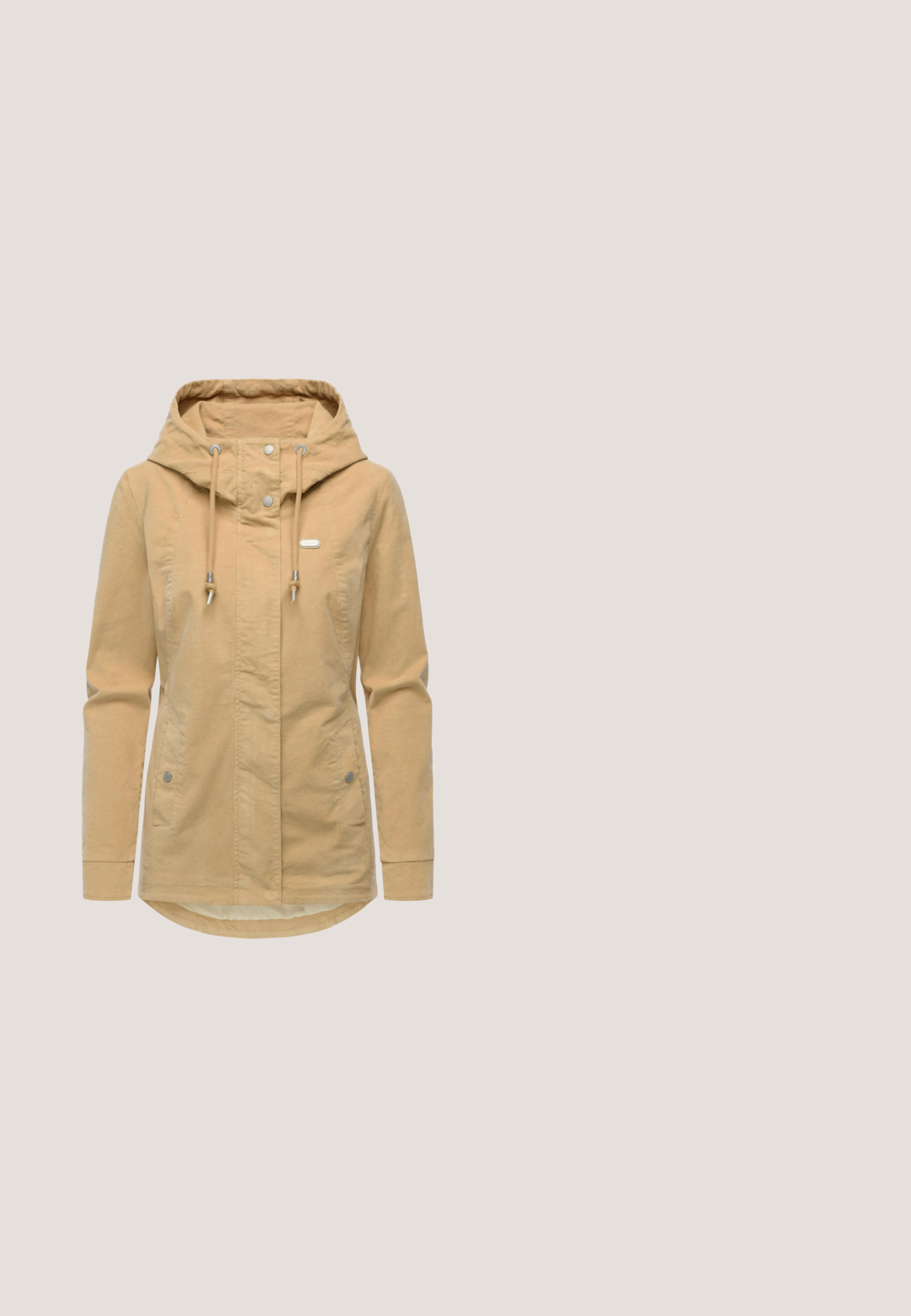 Nærbillede af en beige jakkezippper, flettet snor, metaltrykknapper og en lille rektangulær mærkeplade på stof.; Cremefarvet kortærmet polo shirt med krave. Lavet af blødt, struktureret stof; har en afslappet pasform og minimalistisk design.; Højtaljede cargo jeans i sort denim med vid ben-design, sidelommer og subtile falmning detaljer. Holdbart stof og kontraststik.; Sneakers med en blanding af beige ruskind og metalliske detaljer, hvid mesh-overdel, kraftig hvid sål med en gummisål, og snørebåndsdesign.; Brun lædertaske med vævet tekstur og lynlåslukning, der har en flad firkantet form og subtil glans i læderfinishen.; Sølvkæde med et geometrisk vedhæng, der har to stablede firkanter. Kæden har en tekstureret overflade og lukkes med en karabinlås.