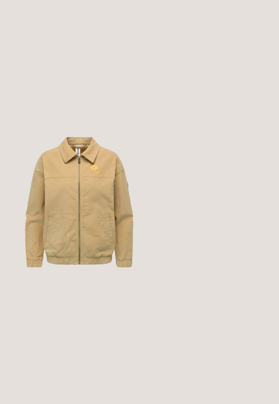 Lichtbruine jas met ritssluiting en kraag, twee voorzakken, elastische manchetten en zoom, en een klein zonlogo op de linkerborst boven.; Kortärmlig poloshirt met een beige basis, voorzien van horizontale strepen in blauw, bruin en zwart. Inclusief een klassieke kraag en logodetail.; Donkerblauwe denim knielange shorts met steekzakken, ceintuurlussen, knoopsluiting en witte stiksel details op een witte achtergrond.; Beige leren enkelboot met een ronde neus, beige veters en een robuuste zool. Beschikt over zijstiksels en een rond logo op de hak.; Nauwsluitende ovalen zonnebril met schildpadmotief, donkere bruine glazen en slanke pootjes, voorzien van een klein gouden logo aan de zijkant.; Beige slouchy schoudertas met een samengedrukte handgreep, ritssluiting en het "KARL LAGERFELD JEANS" logo in zwart op de voorkant, onderhoek.