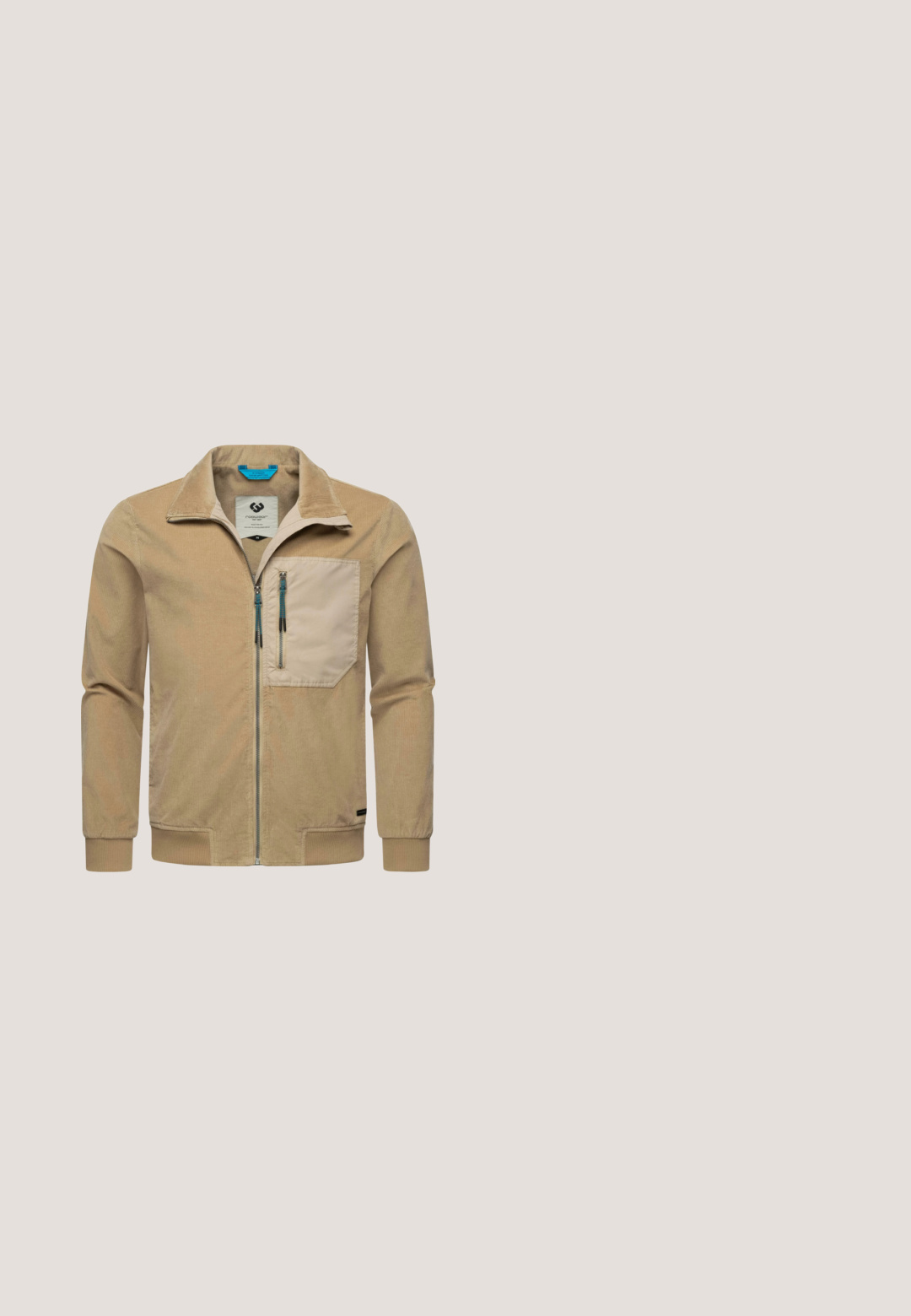 Beige Kordjacke mit Reißverschluss, Kragen, einer Brusttasche und kontrastierenden blauen Reißverschlussakzenten.; Beige Strickpullover mit Rundhalsausschnitt, langen Ärmeln und gerippten Bündchen. Verfügt über ein kleines Logo-Patch am linken Ärmel. Weiche Textur.; Beige Baumwoll-T-Shirt mit kurzen Ärmeln, rundem Hals und einem kleinen schwarzen Sechseck-Logo auf der linken Brustseite. Glatte Textur.; Beige Cargo-Shorts mit Knopfverschluss, Gürtelschlaufen, vorderen Abnähern und Klappentaschen auf beiden Seiten.; Braune Wildlederstiefel mit einer dicken Gummisohle, ausgestattet mit Metallösen, braunen Schnürsenkeln und einem gepolsterten Kragen, kombiniert mit beigen Hosen.; Kleine braune Leder-Umhängetasche mit Frontreißverschlusstasche und schwarzem verstellbarem Schulterriemen, mit dunkelbraunem Calvin Klein Logo-Patch.