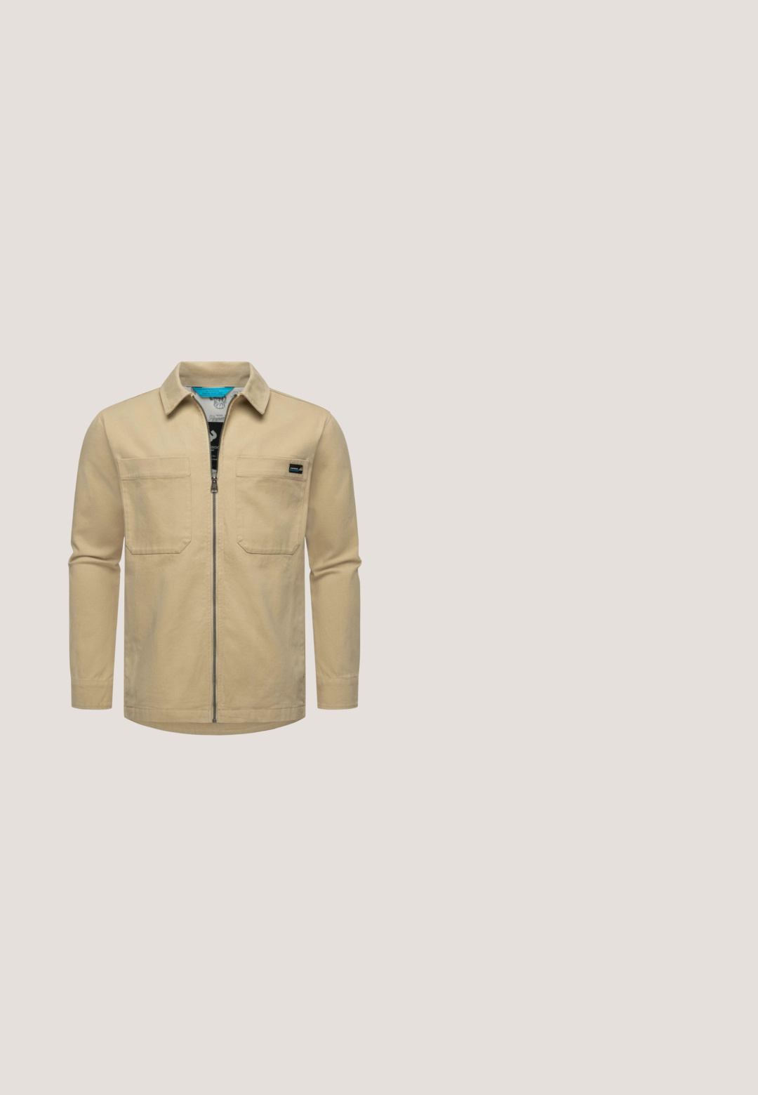 Beige langærmet skjorte med en frontlynlås, to brystlommer og krave. Stoffet har en glat tekstur med en subtil glans.; Brun strikket sweater med struktureret mønster, rund hals og ribstrikkede manchetter. Har et diskret logo på brystet.; Hvid bomulds T-shirt med en afslappet pasform, korte ærmer, rund halsudskæring og et lille grafisk print i rød og sort på venstre bryst.; Blå straight-leg denim jeans med frontknap og lynlåslukning, fem-lomme design og subtilt falmede områder på lår og knæ.; Brun ruskind Chelsea-støvle med elastisk sidepanel, trækstrop bagpå og lav stacket træhæl.; Brun syntetisk toilettaske med mønster af logoer over det hele, lynlåslommer og et sidehåndtag. Har et trekantet brandlogo.