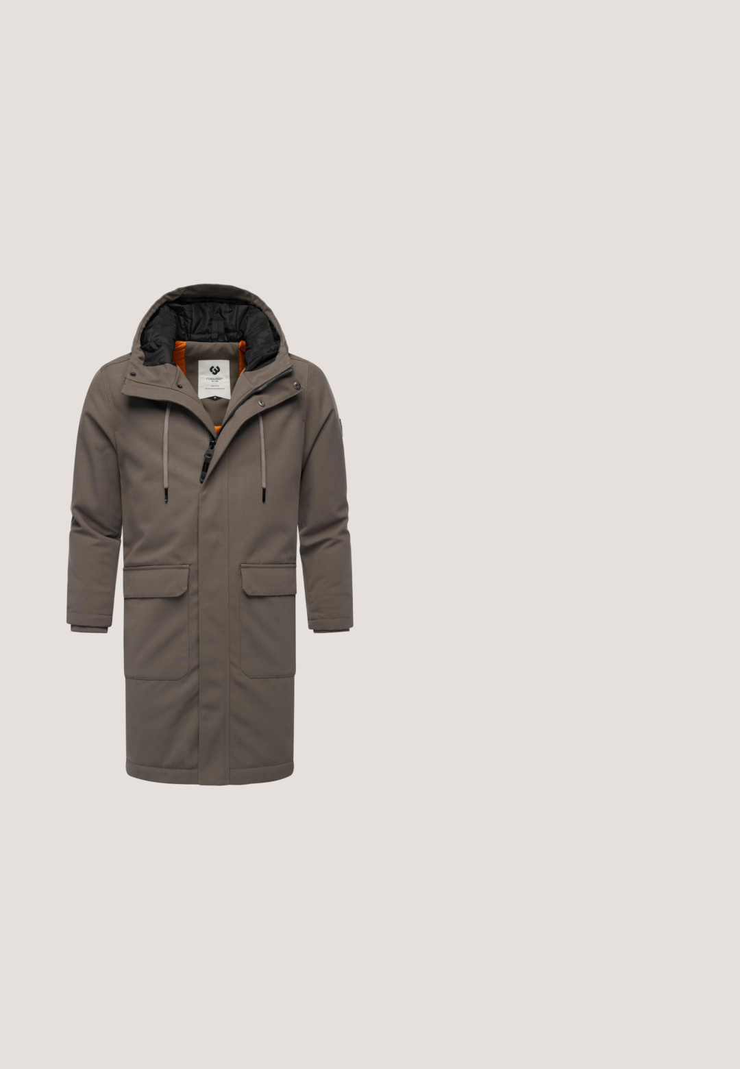 Bruine waterdichte parka met capuchon, voorzien van een oranje voering, verstelbare trekkoorden, twee voorkeurszakken en een zwarte binnenvoering.; Grijze kersttrui met rode en blauwe sneeuwmannetjes, zuurstokken en bomen. De tekst luidt "VROLIJK KERSTFEEST!" in vette witte letters.; Rode T-shirt met ronde hals, korte mouwen, gemaakt van een zachte katoenmix, relaxte pasvorm, zonder zichtbare patronen of versieringen.; Donkerblauwe slim-fit jeans met lichte vervaging op dijen en knieën, met voorzakken, riemlussen en een knoopsluiting.; Bruine suède enkellaarsjes met een gladde textuur, ronde neus, metalen oogjes en een contrasterende grijze rubberen zool, met een logo op de achterkant.; Beige Tommy Jeans rugzak met zwarte rand, verstelbare riem, gesp, zijvak van mesh en vooraan een logopatch.
