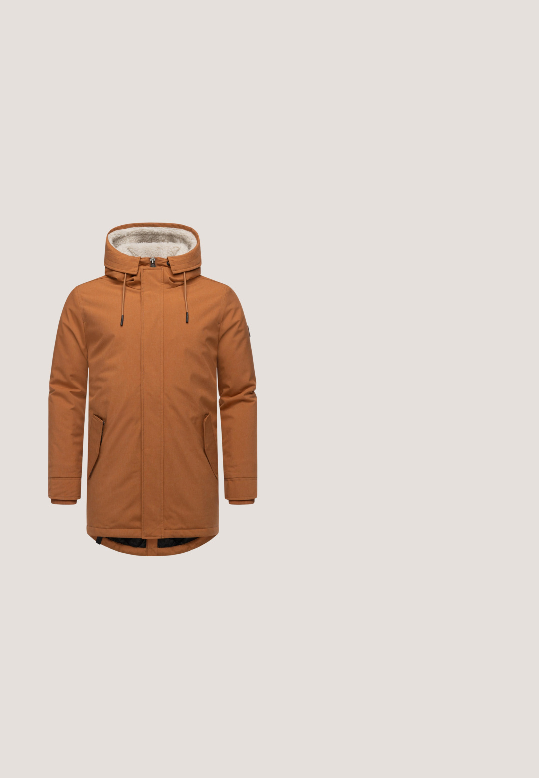 Parka marrón con capucha forrada de pelo, cierre frontal, dos bolsillos laterales y puños elásticos. Presenta una textura exterior suave y una parte trasera más larga.; Sudadera de punto trenzado en un tono gris-verde apagado, con un cuello de medio cremallera y un patrón de tejido texturizado. Parche de logo marrón en el dobladillo.; Camisa henley gris de manga larga, hecha de una tela suave, con un cuello redondeado, una tapeta de tres botones y una pequeña etiqueta de logo en el dobladillo.; Jeans de hombre de corte slim en denim gris oscuro con un ligero desgaste, cinco bolsillos y cierre de botón. Líneas limpias y trabillas para cinturón estándar.; Mustang Botas para la nieve - cognac; Bolso cruzado de cuero marrón con cierre de cremallera, acabado texturizado y correa trenzada. Presenta un parche con el logo en la parte frontal y un diseño sencillo.