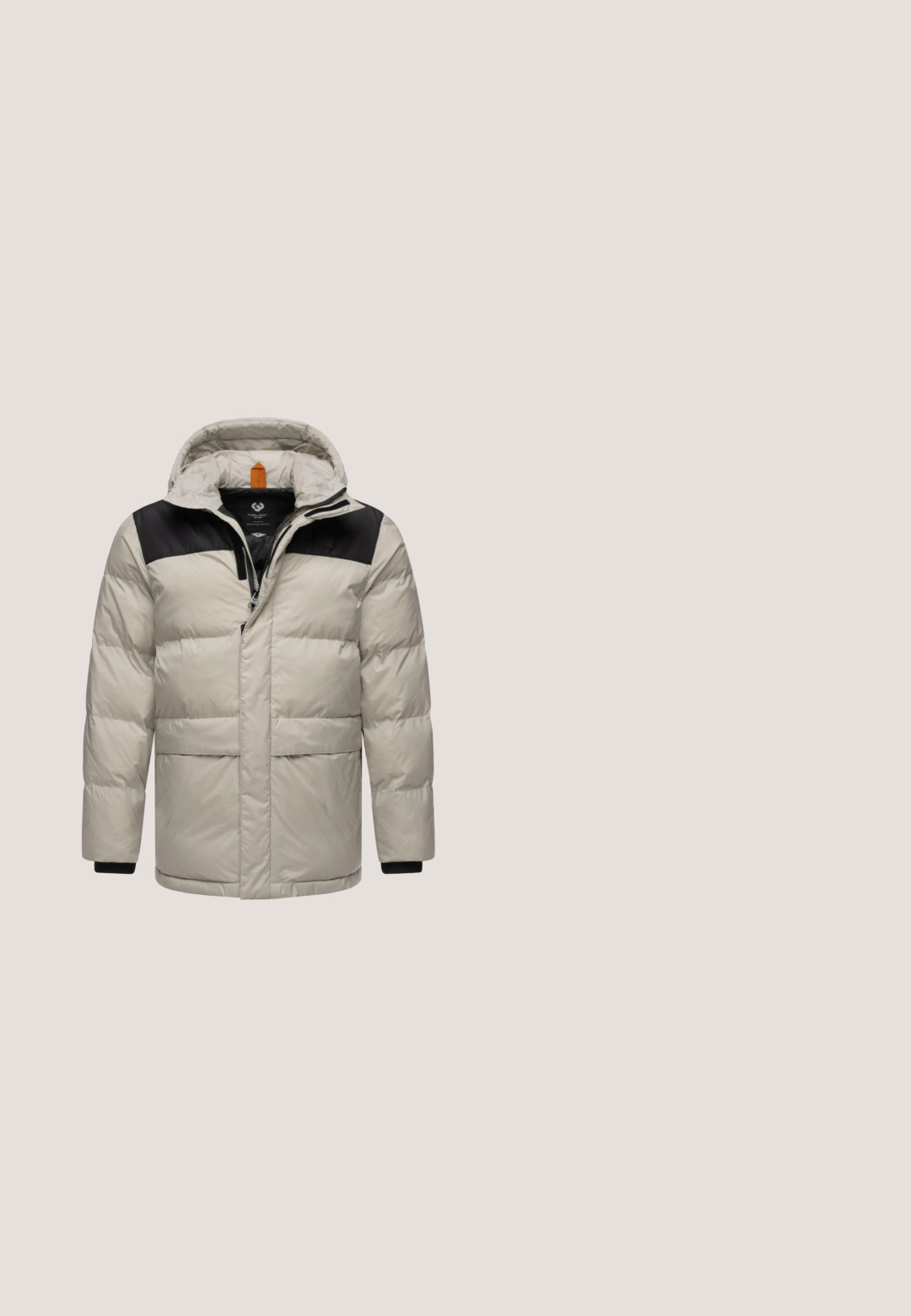 Lys grå pufferjakke med en sort toppanel, lynlås lukning, to store forlommer og en justerbar hætte med en orange detalje.; Beige strikket pullover med halv-lynlås krave, mønstret tekstur, lange ærmer samt ribbet manchetter og kant.; Hvid bomulds T-shirt med et grafisk motiv af en bjørn i solbriller og hat, med teksten "SOUND WAVE VINTAGE VIBES" i fed skrift.; Mørkegrå herre dressbukser med lige ben, bæltestropper, frontknap og lynlås.; Brune suedelæder ankelstøvle med afrundet tå, blødt indre foer, syningdetaljer og gummisål. Mærketiketten er synlig på siden.; Klare plastiksolbriller med mørkeblå linser, rektangulær form, dekorative sølvaccentuer på stængerne og et struktureret mønster på tindingerne.