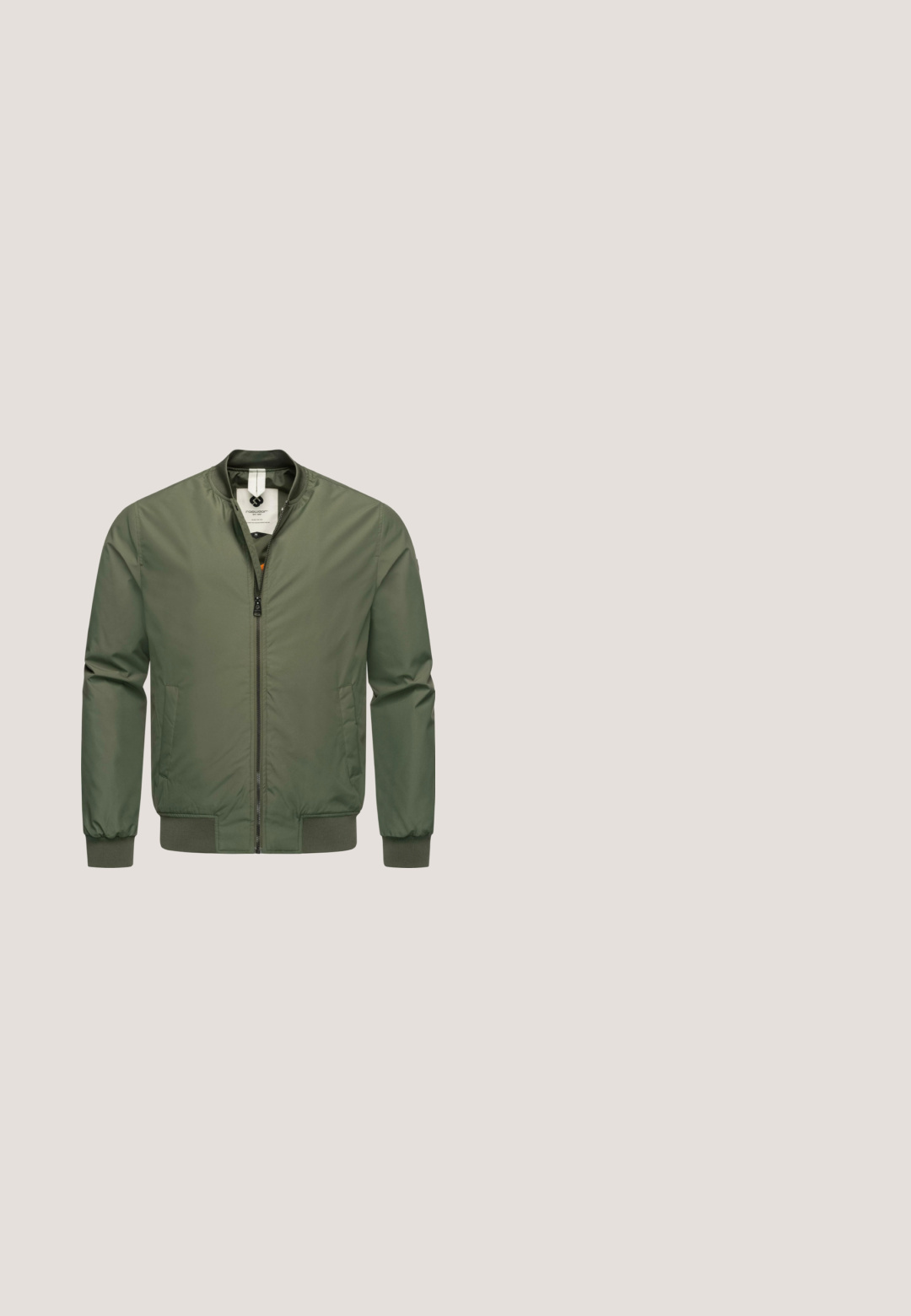 Chaqueta bomber verde oliva, fabricada en material sintético suave, con cierre frontal, puños acanalados y bolsillos laterales.; Polo de manga corta color verde salvia con cuello, tres botones y un pequeño logo de remos cruzados en el pecho izquierdo.; Bermudas caqui con una mezcla de algodón suave, que cuentan con una cremallera, cierre de botón y bolsillos frontales. Diseño de pierna recta, ajuste hasta la rodilla.; Bota de tobillo verde oscuro con un acabado suave, panel lateral elástico y suela negra resistente. Detalle de cremallera en la parte posterior para facilitar su uso.; Gafas de sol rectangulares verdes con lentes oscuras y delgadas patillas apoyadas sobre una superficie clara.; Bolso de cintura de cuero verde oliva con bolsillo delantero con cremallera y pequeña placa rectangular de metal con el logo de Calvin Klein.