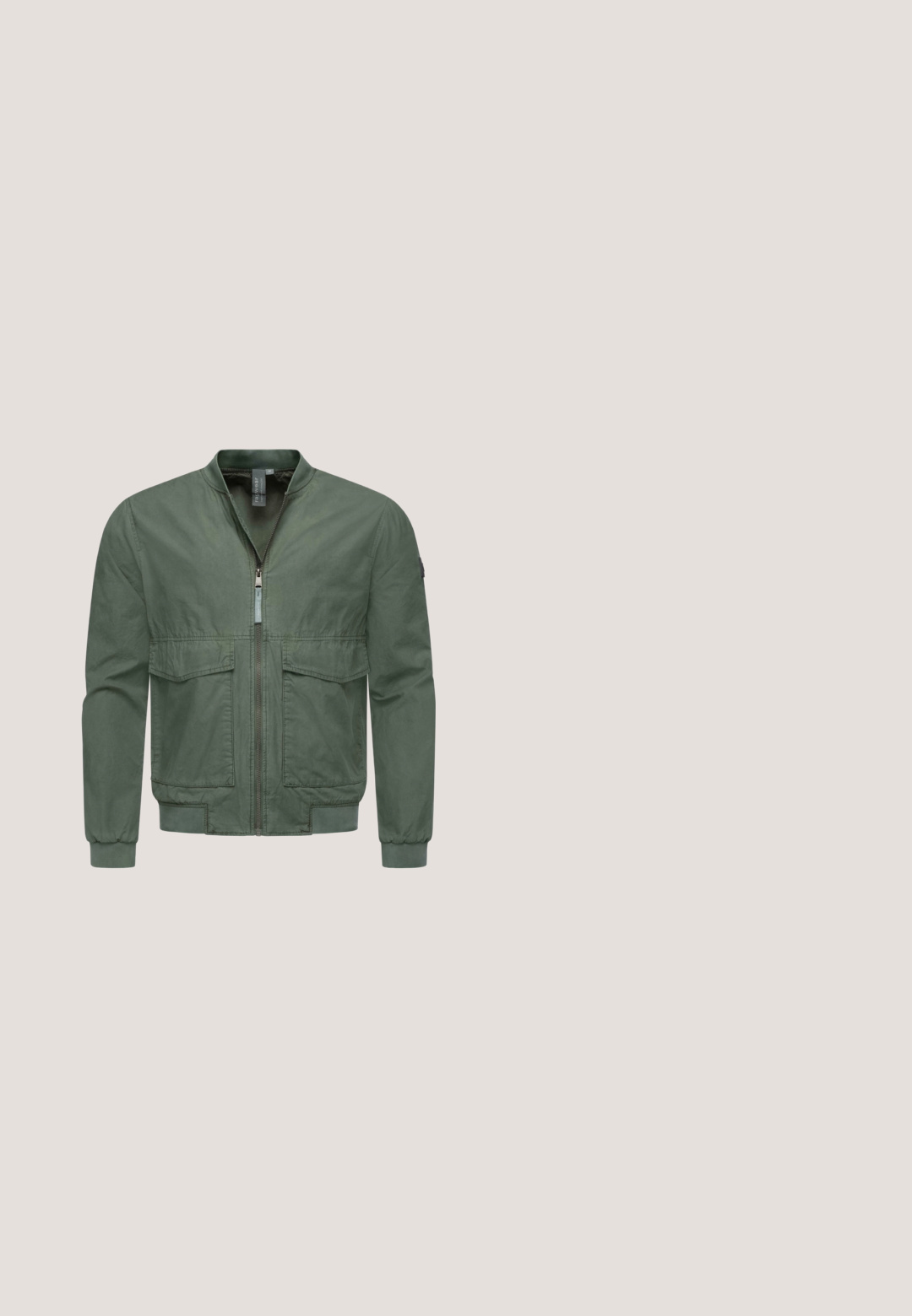 Chaqueta bomber verde, tela ligera, puños y dobladillo acanalados, dos bolsillos frontales, cierre frontal con cremallera y cuello alzado.; Polo de color verde claro hecho de algodón, con una tapeta de dos botones, mangas cortas y un pequeño logotipo bordado en el pecho.; Bermudas caqui con una mezcla de algodón suave, que cuentan con una cremallera, cierre de botón y bolsillos frontales. Diseño de pierna recta, ajuste hasta la rodilla.; Zapatilla de tela de punto verde oliva con suela blanca segmentada, cordones en la parte delantera y lengüeta marrón en el talón.; Gafas de sol con montura metálica plateada, lentes verdes, forma rectangular, varillas delgadas y un sutil logo de la marca en las patillas.; Pulsera de metal con eslabones entrelazados en plata, que presenta una sección tejida texturizada. Los acentos negros lisos exhiben prominentemente el nombre de la marca.