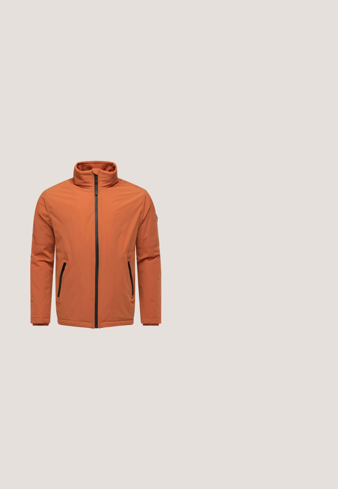 Oranje jack met een hoge kraag, een rits aan de voorkant en twee zwarte ritszakken aan de zijkanten. Glad van structuur met een modern fit.; Oranje sweatshirt gemaakt van geribbelde stof met een V-hals en grote bedrukte tekst in contrasterende kleuren. Boorden en zoom zijn geribbeld.; Beige poloshirt met korte mouwen, drie knopen, zachte stof, subtiele logo op de borst en een relaxte pasvorm.; Blauwe denim jeans voor heren met een recht model, vijf-pocketstijl en een klassieke knoop- en ritssluiting.; Sneaker met een witte leren bovenkant, tan suède accenten, ronde veters en een marineblauwe hieltab. Geprofileerde rubberen zool voor grip.; Bruine leren schoudertas met een gladde textuur, ritscompartimenten en een donkerbruine stoffen schouderband. Voorzien van een klein logo aan de voorkant.