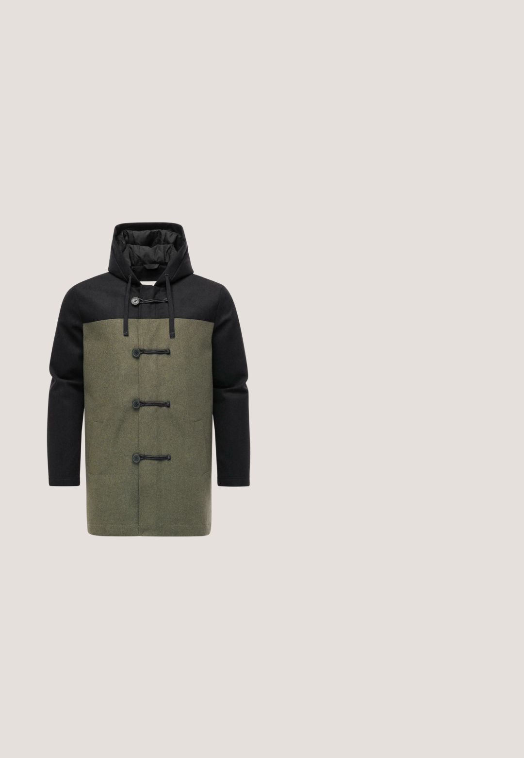 Manteau duffle à capuche pour hommes avec des manches et un haut noirs, un corps vert olive, des fermetures à toggle et une capuche avec cordons.; Pull en tricot bleu marine, col rond, manches longues, tissu texturé, bords côtes aux poignets et à l'ourlet ; petite étiquette de logo sur le côté inférieur.; T-shirt noir à manches courtes avec col rond, poche poitrine et petit logo sur la poche, présenté sur un fond blanc.; Chinos noirs en tissu coton lisse, design à jambes droites, poches avant et fermeture à un bouton. Pas de motifs ou d'accents visibles.; Bottines noires en daim à bout rond, lacets gris et semelle marron contrastante. Présente des coutures blanches et un col rembourré.; Sac bandoulière compact en cuir noir avec poche à rabat sur le devant, fermeture éclair et logo de la marque embossé sur le panneau avant.