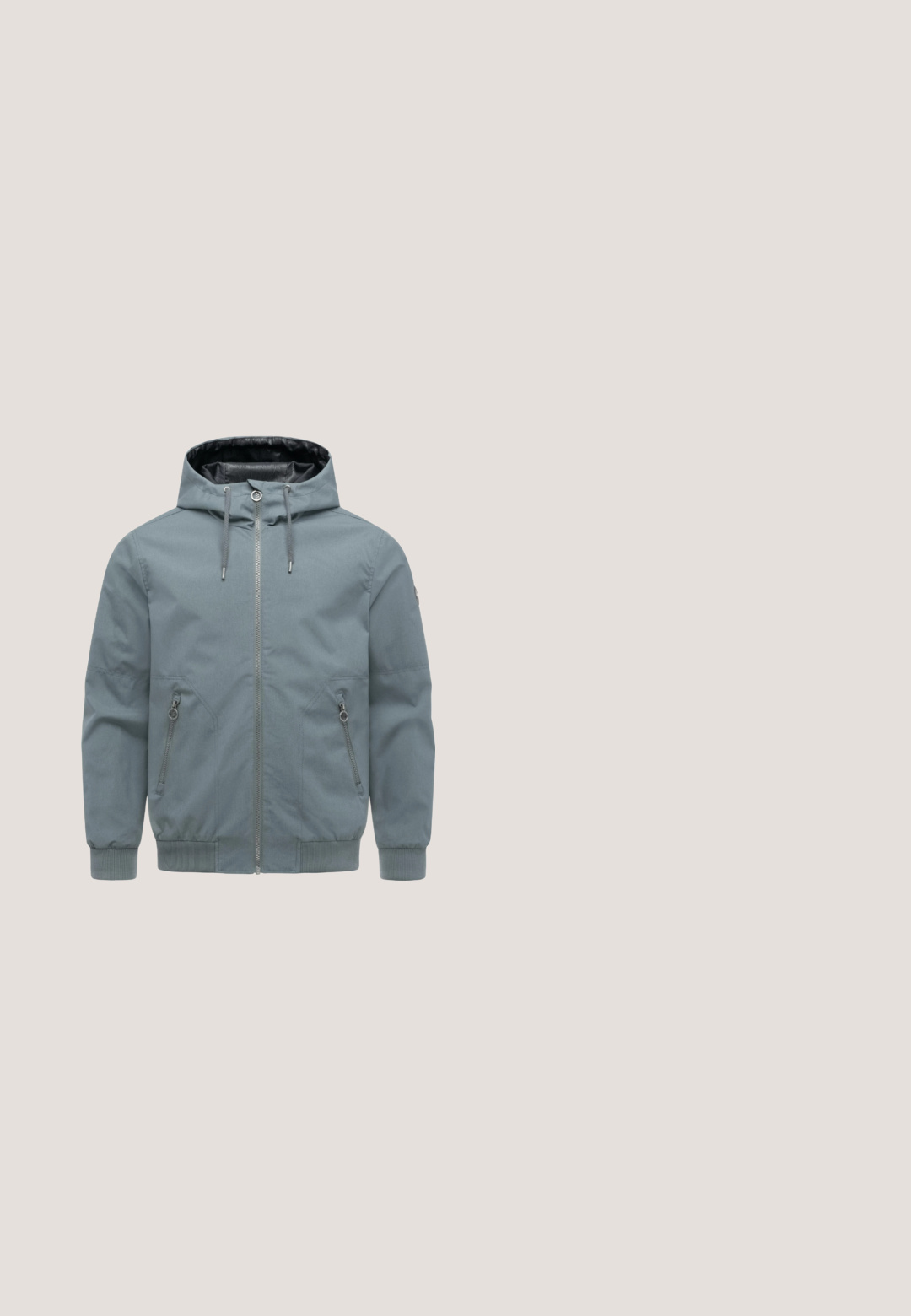 Hellblauer Kapuzenpullover mit Frontreißverschluss, Kordelzugkapuze, Reißverschlusstaschen an den Seiten, gerippten Bündchen und Bund.; Hellgrauer Strickpullover mit hohem Rundhalsausschnitt, langen Ärmeln und einer weichen, strukturierten Oberfläche. Mit gerippten Bündchen und Saum.; Hellgraues Polohemd mit einem Reißverschlusskragen, kurzen Ärmeln, strukturiertem Stoff und einem kleinen Logo auf der linken Seite.; Graue gerade Cargo-Hosen mit elastischem Bund, Kordelzug, seitlichen Klappentaschen und vorderen Schrägtaschen auf einem weißen Hintergrund.; Schwarze Leder-Ankle-Boots mit Schnürung, niedrigem Absatz und kleinem "Replay"-Logo an der Außenseite vor einem schlichten hellen Hintergrund.; Schwarze Tragetasche aus strapazierfähigem Stoff, mit doppelten Obergriffen und einem verstellbaren Schultergurt, im minimalistischen Design.