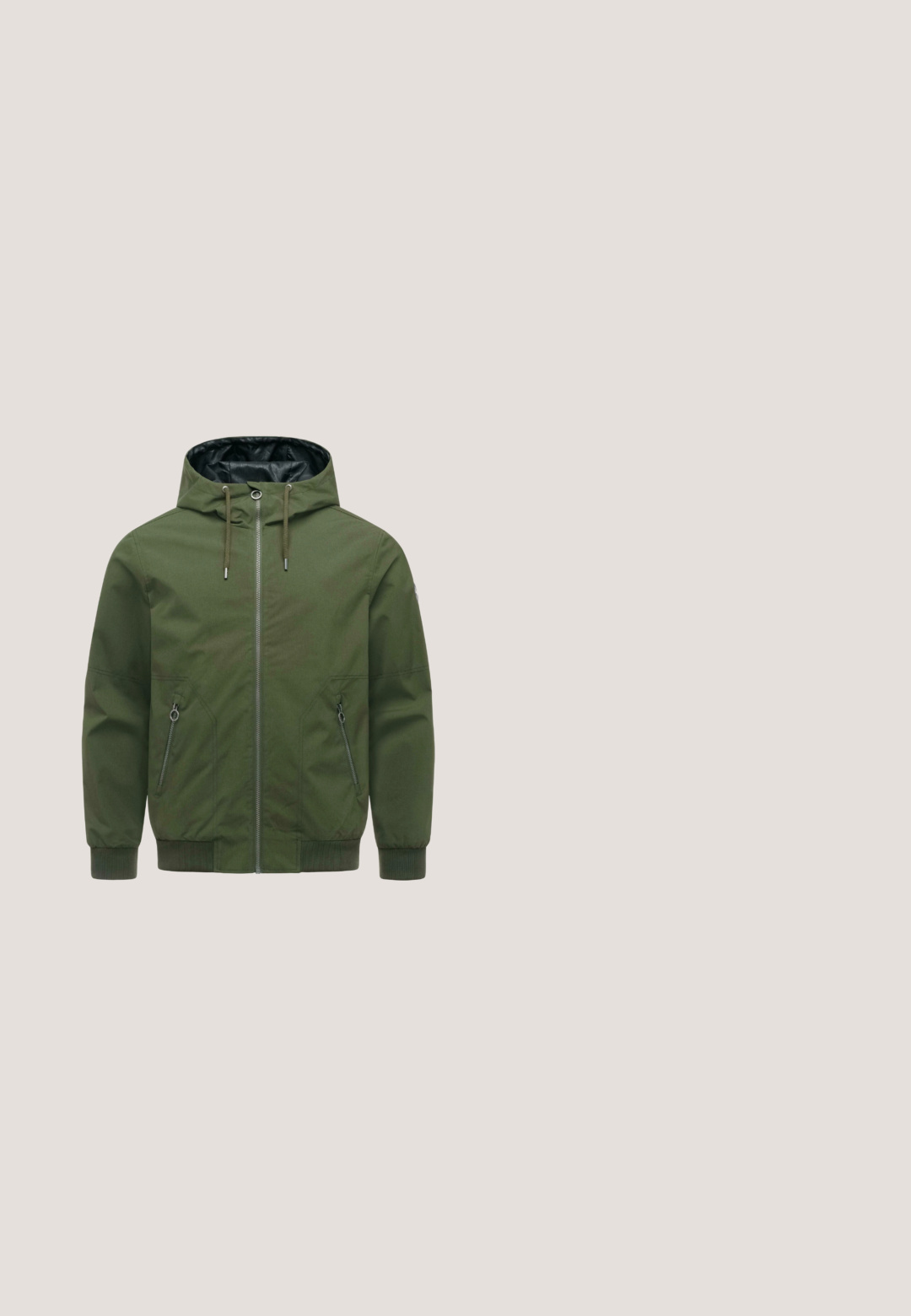 Grüne Kapuzenjacke mit Frontreißverschluss, Kordelzug an der Kapuze, seitlichen Reißverschlusstaschen sowie gerippten Bündchen und Saum.; Hellbeiger Pullover mit hohem Kragen und kurzem Reißverschluss. Verfügt über lange Ärmel und eine strukturierte Strickware.; Hellgrünes Polohemd mit kurzen Ärmeln und zwei Knöpfen, schwarze Umrandung am Kragen und an den Ärmeln sowie ein kleines schwarzes Sticklogo auf der Brust.; Dunkelgrüne Leinen-Shorts mit einem Kordelzugbund. Verfügt über seitliche Taschen und einen geraden Schnitt. Glatte Textur mit subtiler sheen.; Schwarze Knöchelstiefel mit einer glatten Lederoberfläche, Gummisohle mit Profil und goldfarbener Akzentnaht an der Seite. Mit einem Stoffbund und Schnürverschluss.; Dunkelgraue Umhängetasche aus Textil mit glatter Oberfläche, ausgestattet mit einer Vorderasche und einem verstellbaren schwarzen Schultergurt.
