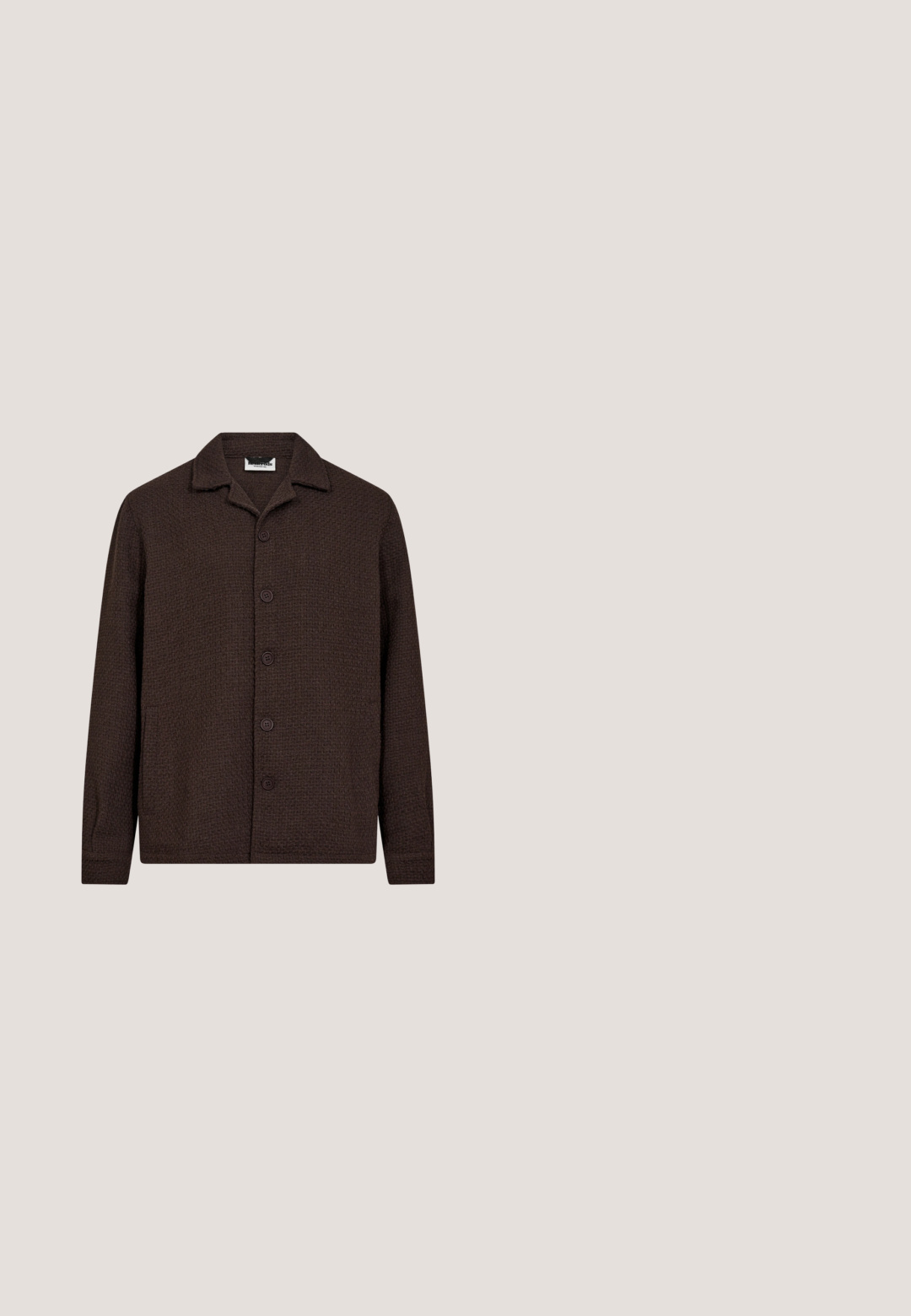 Brun struktureret jakke med krave, seks knapper foran, to sidelommer og en afslappet pasform. Stoffet har et subtilt mønster.; Brun bomulds sweatshirt med lange ærmer, rund hals og ribbet kant. Har et hvidt trykt logo på venstre bryst.; Brun vasket kortærmet crew neck t-shirt med synlige syninger, vist mod en hvid baggrund.; Brune fløjlspants med lige pasform, frontlukkeknap og en enkelt sidesløjfe. Stoffet har en blød, struktureret overflade.; Brun tekstil sko med houndstooth-mønster, læderdetaljer og snørebåndsdesign. Tykk, tekstureret sål giver støtte og stabilitet.; Brun skuldertaske i stof med en glat sort læderkant, en logo-plakette foran og en justerbar rem. Har en rektangulær form.