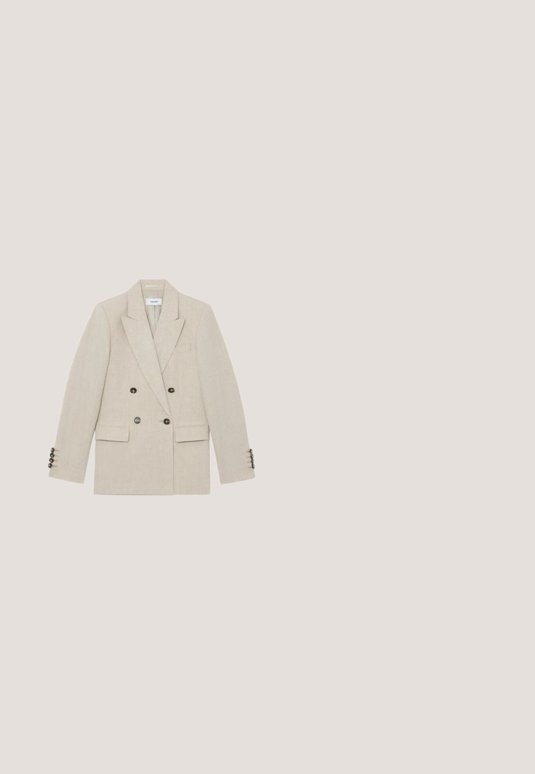 Blazer beige croisé avec larges revers, deux poches à rabat devant, quatre boutons sur chaque poignet de manche, et boutons foncés en écaille de tortue.; Camisole en satin blanc avec un décolleté drapé, des fines bretelles réglables et une base droite. L'étiquette "ANNA FIELD" est visible à l'intérieur.; Pantalons larges en lin blanc avec des plis sur le devant, une fermeture à un bouton et des poches latérales, présentant une texture lisse et un design structuré.; Sandale compensée avec un avant tissé beige, bride de cheville crème texturée avec boucle, et un talon compensé de hauteur moyenne enveloppé de corde.; Sac à main en paille tissée beige avec garniture en cuir blanc et bandoulière réglable, présenté sur un fond clair uni.; DIAMANT L'ÉTERNEL Boucles d'oreilles - gold coloured