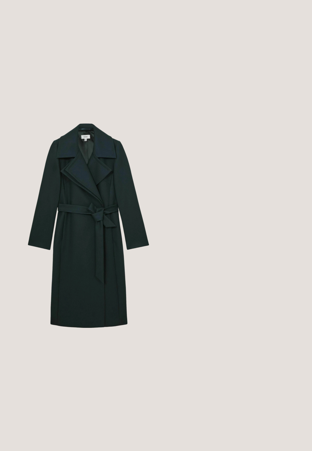 Donkergroene lange trenchcoat met brede revers en een ceintuur gestrikt in de taille, weergegeven op een witte achtergrond.; Groen dierenprintjurk met lange, geplooide mouwen, een geplooide taille, ronde halslijn en een strikdetail aan de voorkant. Gladde stoftextuur.; Zwarte leren kokerrok met een split aan de voorkant, gecombineerd met kniehoge zwarte laarzen met ritsen en een dikke zool voor extra hoogte.; Zwarte vierkante zonnebril met donkere lenzen. Getextureerde zwarte en grijsgepatroneerde zijstukken met blauwe accenten. Stevige frameontwerp.; Zwarte leren rechthoekige schoudertas met verstelbare riem en gouden "BURKELY" logo op het midden van de voorkant.; Smaragdgroene ovale studs gezet in goud- en zilverkleurig metaal; beschikt over vier klauwen die de edelstenen vasthouden; gepolijste afwerking.