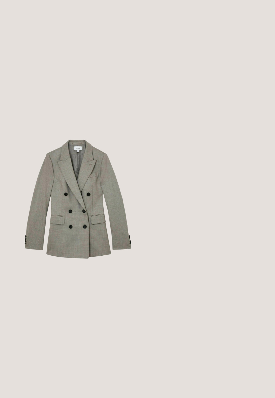 Lysegrå dobbeltradet blazer med sorte knapper, indsnørede reverser og forlommer med klap lagt fladt på en hvid baggrund.; Hvid satinbluse med lange ærmer, rund halsudskæring og indsamlet detalje. Har let puffede ærmer og en glat tekstur.; Beige højtaljede bukser med en afslappet pasform, der har pletter og en snøre i taljen. Materialet ser ud til at være tekstureret og let.; Sorte læderloafer med flad sål, der har et syet design og en subtil detalje på toppen. Glat tekstur og en slank silhuet.; Beige læderhåndtaske med struktureret form, to korte håndtag og en aftagelig skulderrem; har en låsedetalje i guldfarve.; Guldtonet metal kædenæse i en tynd og delikat stil, med en glat overflade og en sikker klo-lås. Ingen dekorative mønstre eller accenter.