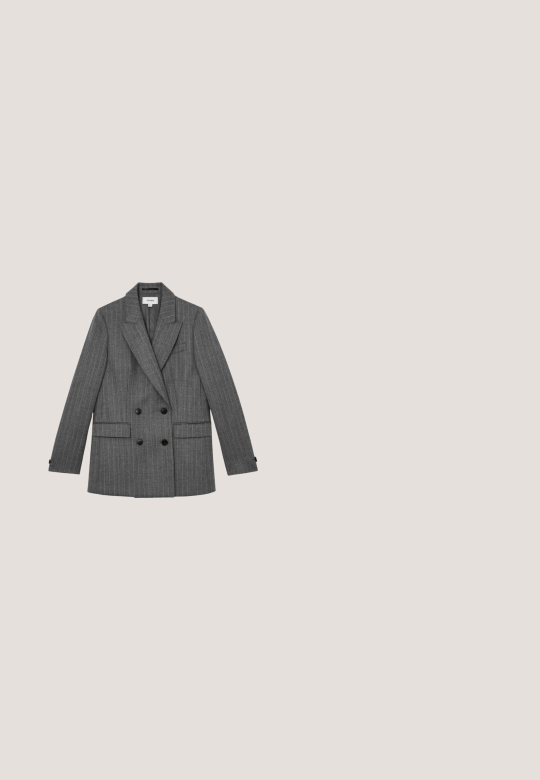 Grå dobbeltradet blazer med brede revers, to forlommer med klap og sorte knapper, vist mod en hvid baggrund.; Beige satinbluse med dyb V-udskæring, lange puffærmer og tætsiddende manchetter. Glat tekstur og minimalistisk design.; Grå brede bukser lavet af struktureret stof, med et sort bælte med en kvadratisk spænde og frontfolder. Lomme med enkel design er inkluderet.; Sorte læder loafersandaler med en glat finish, rund tå og syet detaljering på overdelen, samt en tekstureret gummisåler for godt vejgreb.; Sort textured lædertaske med to lange håndtag, guldlås og lille guldfarvet logoplade nederst i midten.; Slank sort læderbælte med en lille guldlås og flere justeringshuller, lagt fladt på en hvid baggrund.