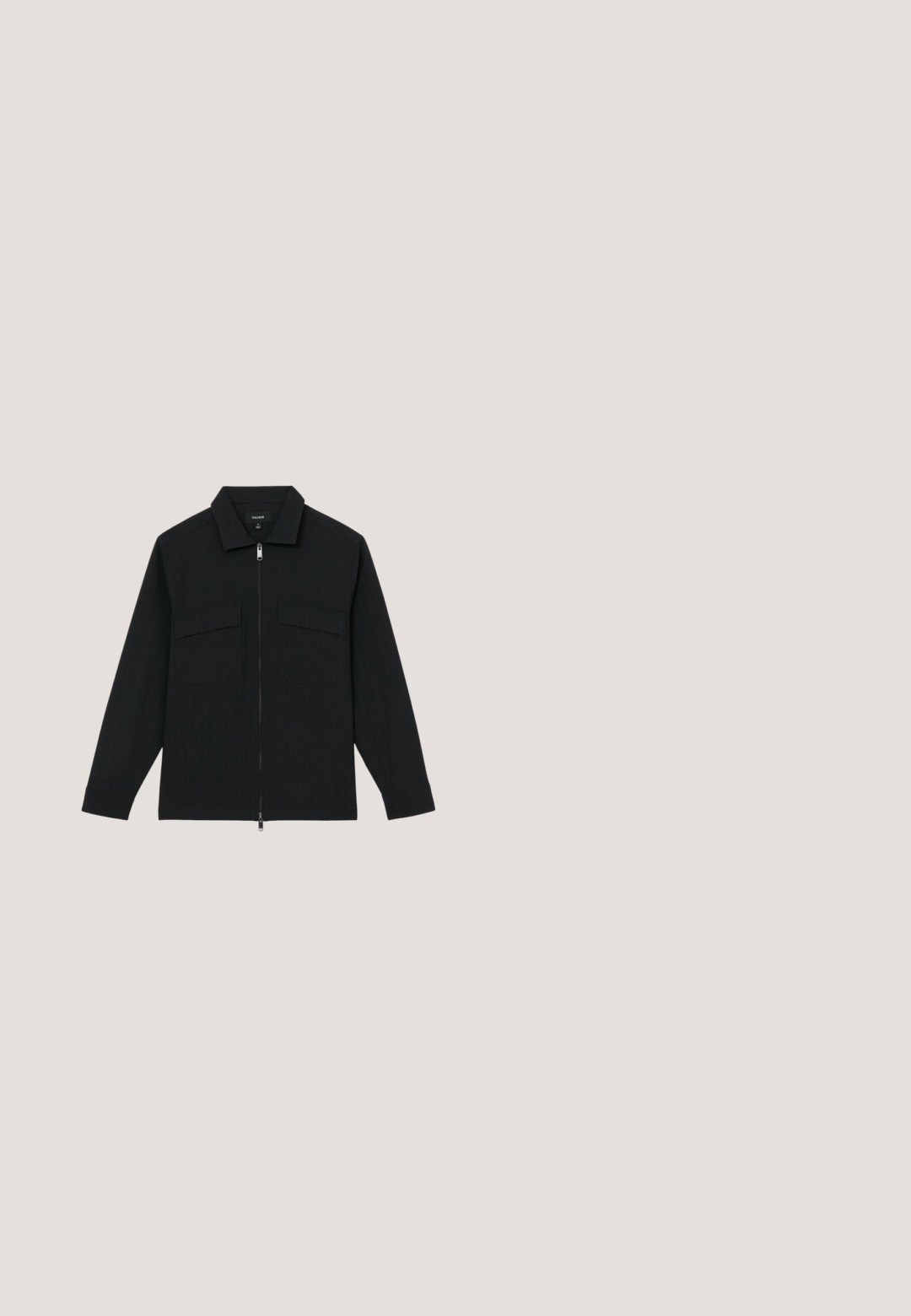 Chaqueta camisa negra de manga larga con cremallera, cuello y dos bolsillos delanteros con solapa, presentada extendida sobre un fondo blanco.; Top sin mangas negro hecho de tejido acanalado, con un escote redondo y una pequeña etiqueta de logo en el dobladillo. Diseño simple y ajustado.; Pantalones cortos de mezclilla negros con puños doblados, botón y cremallera delanteros, trabillas para cinturón, bolsillos delanteros y detalles con remaches metálicos.; Botines de cuero negro con punta redonda, cordones delanteros y suela resistente, con textura suave y detalles de costuras sutiles.; Gafas de sol negras con un marco redondo y lentes grises. El diseño presenta un acabado suave y brillante, con patillas delgadas que tienen una sutil marca.; Neceser de cuero negro con un acabado liso y texturizado, cierre superior con cremallera y un bolsillo frontal con una cremallera más pequeña.