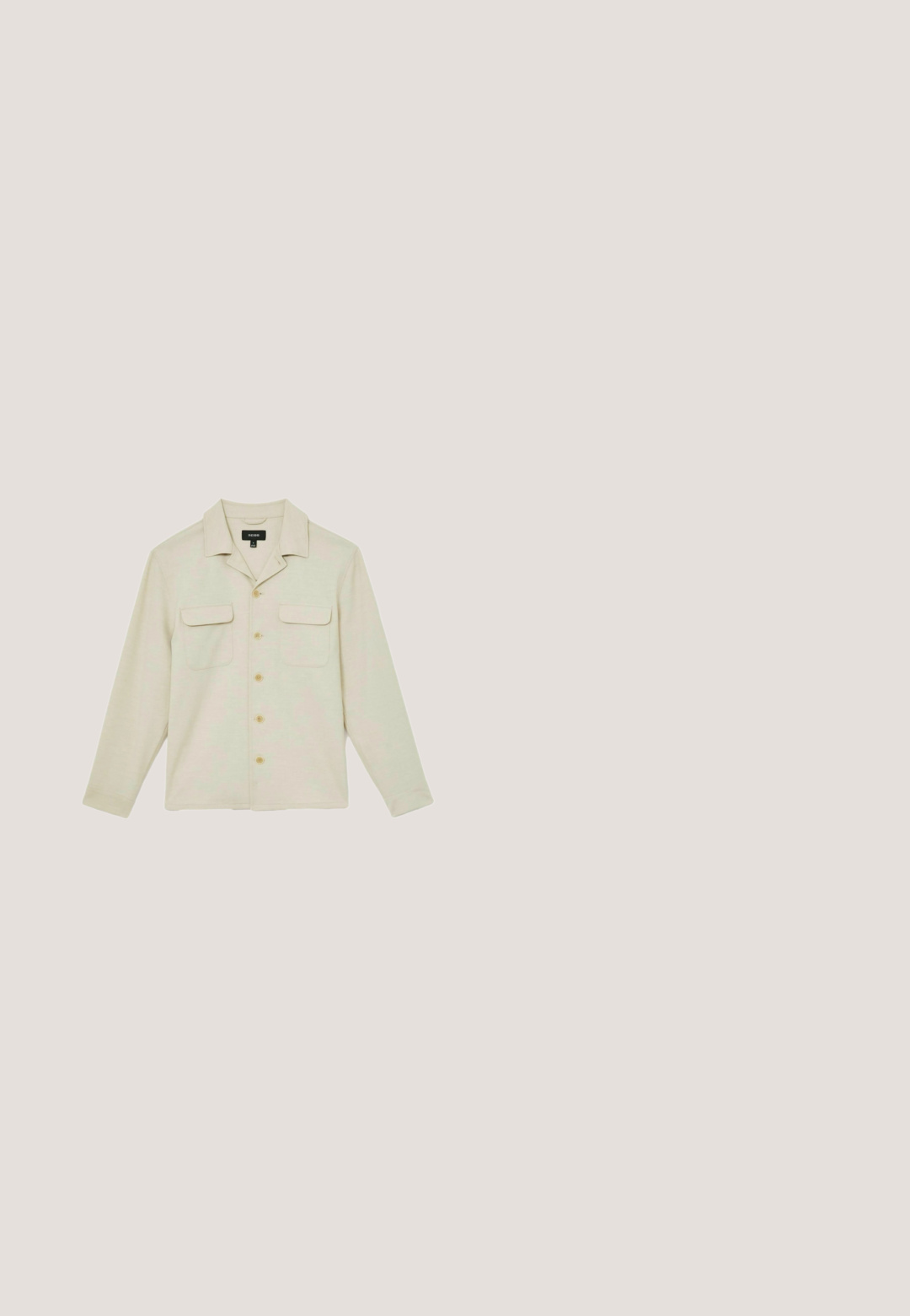 Camisa beige con botones, manga larga, dos bolsillos en el pecho con solapas y cuello abierto.; Sudadera de color beige claro con cuello redondo, puños y cinturilla acanalados. Fabricada con tela suave de textura lisa. Diseño minimalista, sin estampados.; Camiseta de algodón blanca con mangas cortas, cuello redondo y dobladillo recto. Textura suave sin patrones ni acentos visibles.; Jeans de mezclilla azul claro con corte recto, diseño de cinco bolsillos, costuras visibles y cremallera. Sin desgastes ni patrones presentes.; Zapatilla blanca con cordones flotando sobre un banco de madera con follaje verde al fondo, mostrando el diseño y la textura del zapato.; Bolsa de lona en color blanco roto, con asas cortas y el texto impreso "LES DEUX" en letras negras en negrita. Diseño duradero y sencillo.