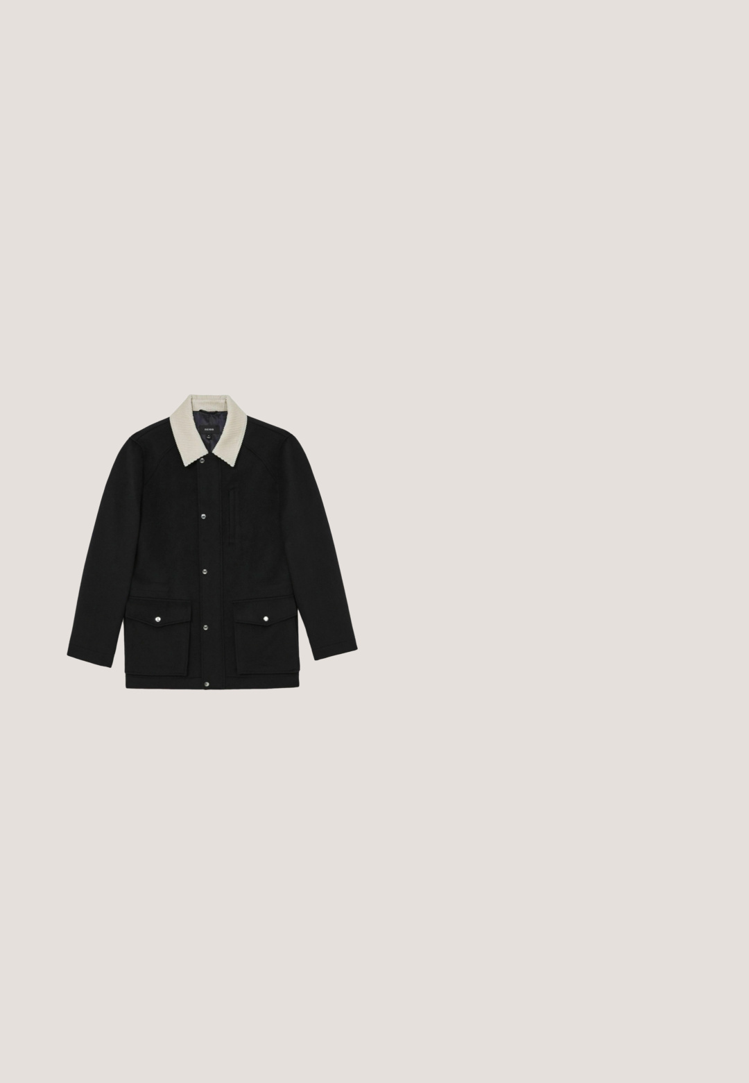 Sort jakke med en kordfløjskrave, snapknapper foran, to brystlommer og to nedre klaplommer. Blød tekstur, moderne design.; Sort strikket sweater med rund halsudskæring, ribbede ærmegab og kant. Teksturen har et diskret mønster, der giver et hyggeligt udseende.; Simpel sort T-shirt med korte ærmer og rund hals, lagt fladt på en hvid baggrund, med frontvisning uden synlige logoer eller design.; Sorte corduroy lige bukser med frontknap, lynlås, bæltestropper og fem-lomme design på en ensfarvet lys baggrund.; Sort læderankelstøvle med snørebånd, kappe-tå, løkke ved hælen og tyk rilleret sål, vist i sideprofil.; Sort læder toilettaske med en horisontal lynlåslomme foran og et sidehåndtag på en hvid baggrund.