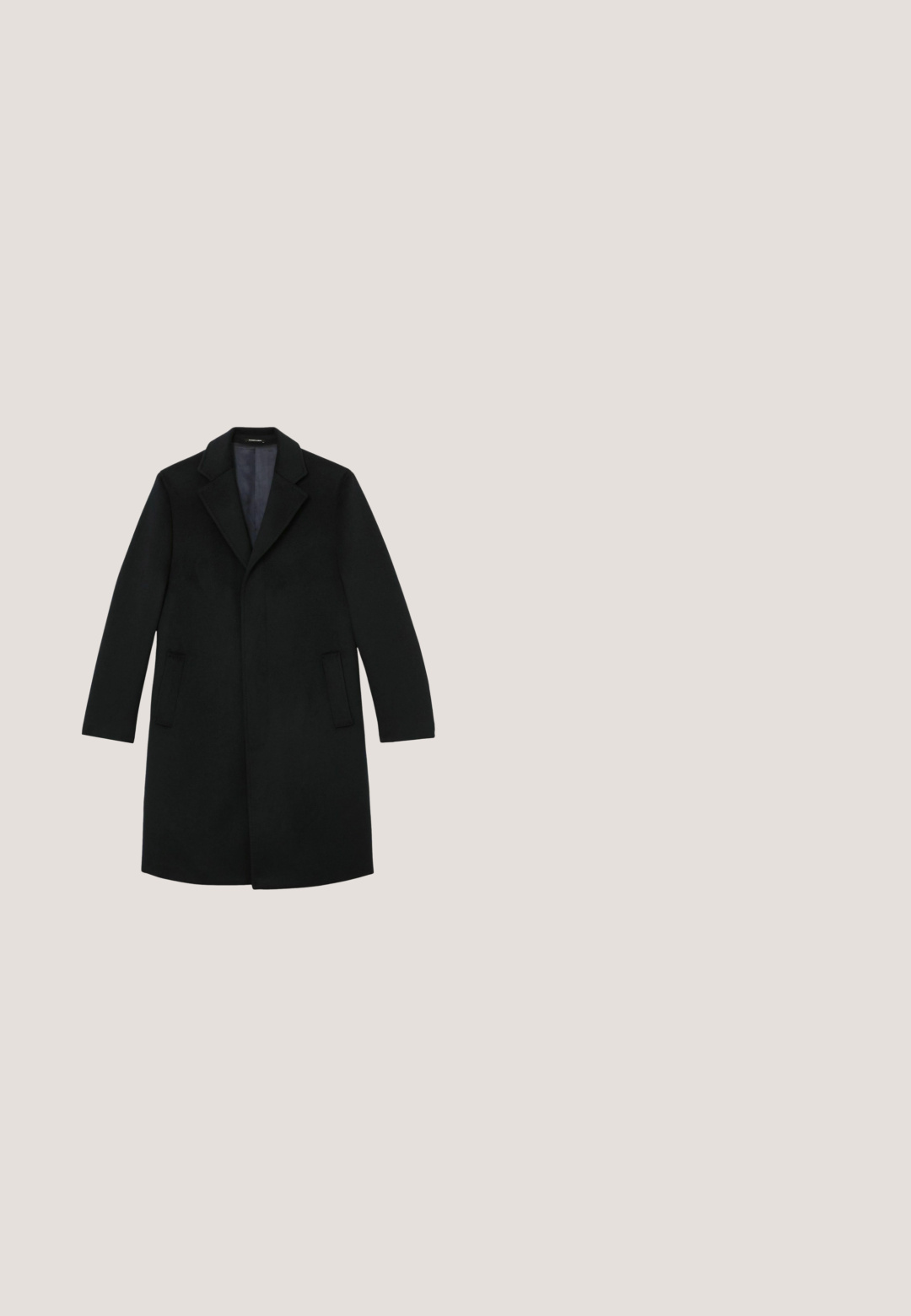 Zwarte wollen jas met een reverskraag, lange mouwen en zijzakken. Heeft een rechte silhouet en een gladde textuur.; Zwarte ronde hals sweater gemaakt van een gladde gebreide stof. Heeft lange mouwen en ribgebreide boorden en zoom. Eenvoudig, effen ontwerp zonder patronen.; Zwart overhemd met lange mouwen, knopen aan de voorkant, een puntige kraag en een rechte zoom op een witte achtergrond.; Zwarte op maat gemaakte broek met voorplooien, zijzakken, ceintuurlussen en rechte pijpen op een witte achtergrond.; Zwarte leren Chelsea-laarzen met elastische zijpanelen, een afgeronde neus en duurzame rubberen zolen. Voorzien van aantreklussen voor gemakkelijk aan- en uittrekken.; Zwarte leren aktetas met twee handvatten, een afneembare schouderriem en een ritssluiting op een witte achtergrond.