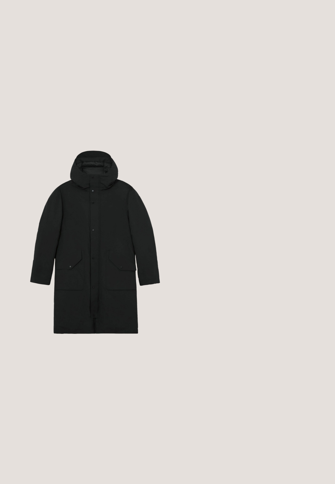 Sort lang vinterjakke med hætte, frontknapper med tryk, og to store klaplommer.; Brun langærmet turtleneck sweater med ribbede manchetter og kant, lavet af blødt strikket stof.; Grå skjorte med knapper foran, lange ærmer, krave, en enkelt brystlomme og et struktureret stof. Fastgjort med synlige knapper ned foran.; Svart denimbukser med slim fit, fem-lomme design, kontrast- sytråde og knaplukning. Glat tekstur med let stræk.; Sorte ruskinds ankelstøvler med rund tå, snørelukning foran og et brunt læderdetalje på hælen. Tekstureret gummisål med en beige kant.; Sort crossbody-taske med lynlåslomme foran, tekstureret stribe, justerbar rem og lille rød, hvid og blå detalje på siden.