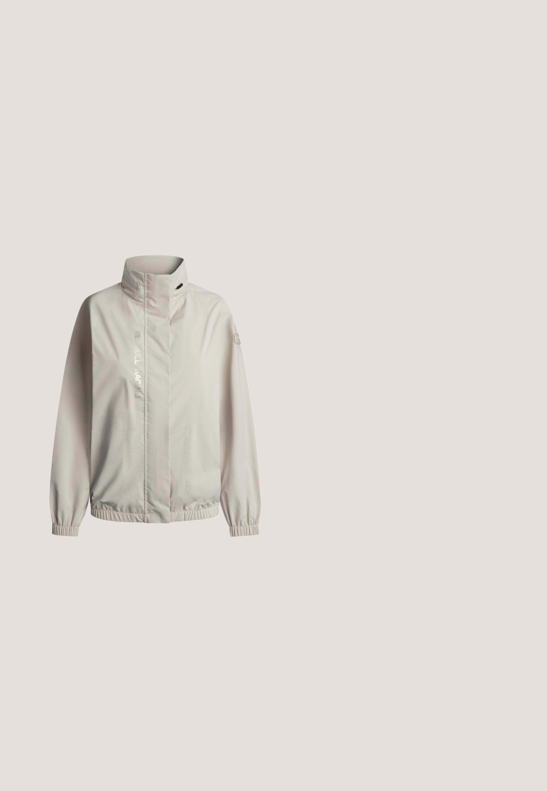 Lys beige vindjakke med høj krave, elastiske manchetter og to sidelommer. Har refleksiv tekst og minimalistisk design.; Sort langærmet sports hoodie med kvart lynlås, struktureret stof, justerbar hætte og reflekterende striber på ærmerne. Har logo på brystet.; Sorte bukser med elastisk talje og snor, med røde og hvide sidestipes. Fremstillet af glat, letvægtigt stof.; Hvid sneaker med en glat læderlignende overdel, rund tå og seks snørrehuller. Har en lavprofil gummisål og diskrete syninger.; Vinrød halv-måne skuldertaske med justerbar rem og subtilt præget logo foran, lynlåslukning i toppen.; Fint sølvhalskæde med lagdelte kæder og lange, tynde hængende tråde på en ens hvid baggrund.