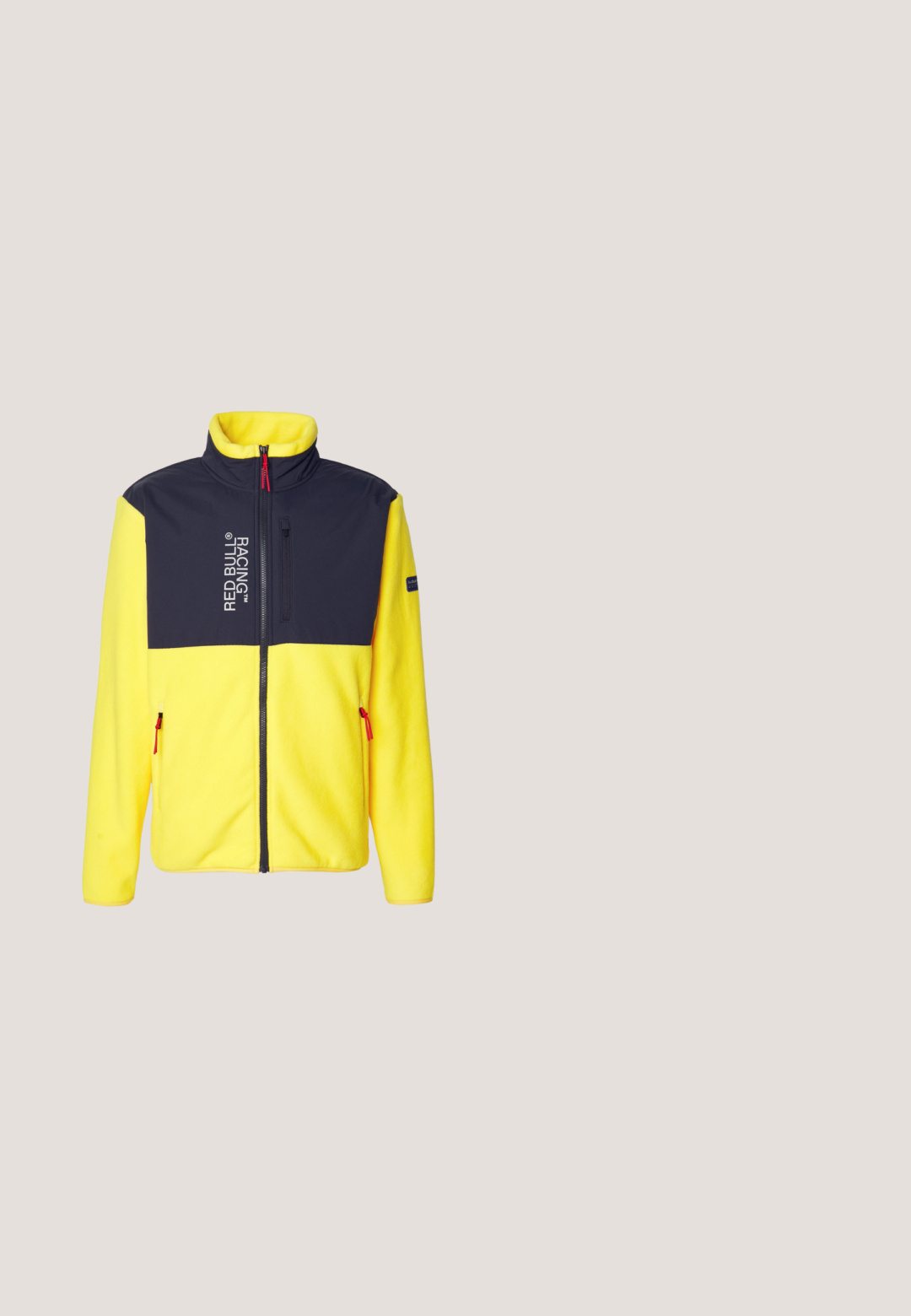 Fleecejacke mit hohem Kragen, gelbem Körper, marineblauen Schultern und roten Reißverschlussakzenten. Verfügt über ein Logo und seitliche Reißverschlusstaschen.; Kurzärmeliges blaues T-Shirt aus glattem, atmungsaktivem Stoff. Mit einem weißen Logo auf der linken Brust bedruckt. Reguläre Passform mit Rundhalsausschnitt.; Marineblaue lässige Shorts mit elastischem Bund und Kordelzug, knielang, glatter Stoff, für Komfort entworfen.; Winterschuhe mit einem weißen Obermaterial, navyblauen Akzenten, roten Details, strukturiertem Sohlendesign und auffälliger Markenkennzeichnung. Sie verfügen über Schnürsenkel und Polsterung.; Blaue rechteckige Timberland-Sonnenbrille mit getönten Gläsern und leicht geschwungenen Bügeln, im Dreiviertelwinkel vor weißem Hintergrund dargestellt.; Kompakte, marineblaue, rechteckige Tasche mit vorderer Reißverschlusstasche und schwarzen Reißverschlusslaschen, mit kleinem hellgrauem, geometrischem Logo.