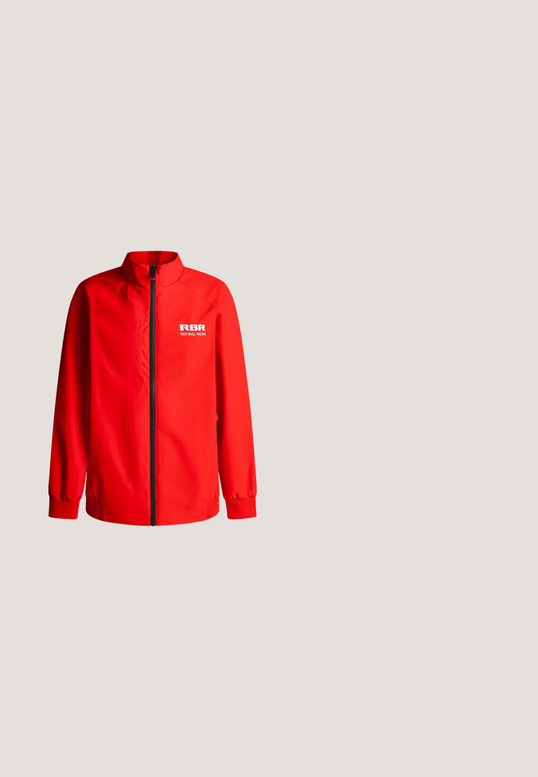 Veste imperméable rouge avec un col haut, fermeture éclair sur toute la longueur, poignets élastiques et logo "RBR" imprimé en blanc sur la poitrine gauche.; Pull rouge à manches longues avec le texte blanc « oddspeedy » et « CODES YOU CAN'T REACH EST. 1998 » sur le devant, poignets et ourlet côtelés.; Chemise à manches courtes à rayures horizontales rouges et blanches avec col rouge et bords de manches rouges, pliée à plat sur fond blanc.; Shorts rouges en coton avec une taille élastique, présentant un grand design graphique blanc sur la jambe gauche et une texture lisse.; Baskets en maille blanche avec des accents zigzag rose et bordeaux, des lacets orange, une semelle épaisse crème et un petit logo sur le côté.; Bracelet en caoutchouc noir ornée de perles multicolores, incluant un smiley jaune, des perles en verre et des couleurs unies en bleu et rouge.