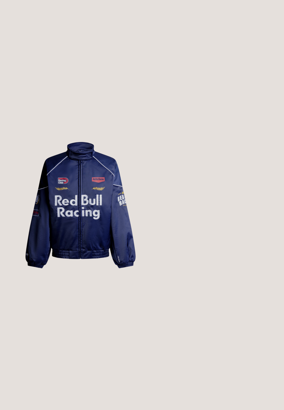 Μπουφάν Navy blue της Red Bull Racing με πλήρες φερμουάρ μπροστά, ψηλό γιακά, ελαστικές μανσέτες και λογότυπα με θέμα τους αγώνες στο στήθος και στα μανίκια.; Μπλε μακρυμάνικο φούτερ αγώνων με φερμουάρ στο ένα τέταρτο, λογότυπο Red Bull Racing στο στήθος και πολλαπλά patches χορηγών στα μανίκια και μπροστά.; Μπλέ δικτυωτό μπλουζάκι με κόκκινες και λευκές λεπτομέρειες, που φέρει το λογότυπο "Fubu" σε καλλιγραφική γραφή και τον αριθμό "05" στο μπροστινό μέρος. Κοντά μανίκια.; Σκούρο μπλε αθλητικό σορτς με ελαστική μέση, κορδόνι, λευκή ρίγα περιμετρικά και λογότυπο "Lonsdale Boxing Brand" στο αριστερό πόδι.; Κλασικό αθλητικό παπούτσι σε κόκκινο, μαύρο και άσπρο με κόκκινα κορδόνια, υφασμάτινα πλαϊνά πάνελ και σημάδια "051R15" στη μύτη και στην πλευρά.; Polaroid PLD 2135/S - Γυαλιά ηλίου - matte black/red