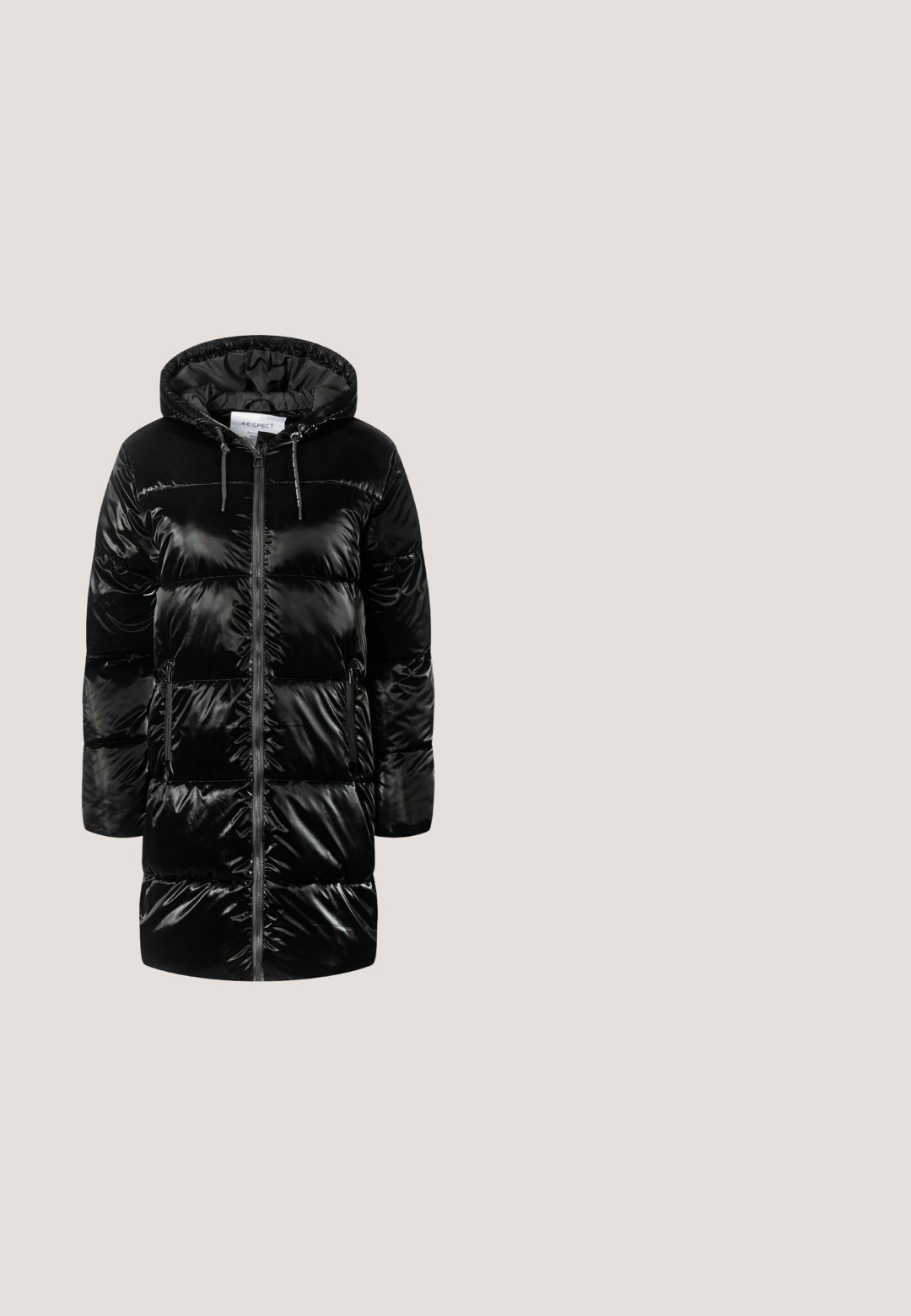 Manteau rembourré noir avec une finition brillante, capuche, fermeture éclair à l'avant et deux poches latérales. Présente des sections matelassées pour l'isolation.; Haut vert à manches longues avec un large col. Fabriqué en tissu lisse et extensible. Design simple, sans motifs ni accents visibles.; Leggings noirs avec une taille haute côtelée, un design sans coutures, des poches latérales et une texture lisse sur toute la surface.; Bottines de cheville noires rembourrées avec une finition en cuir brillant, une sangle réglable et une semelle intermédiaire épaisse blanche, dotées d'une semelle extérieure en caoutchouc noir texturé.; Sac tote noir en nylon avec une texture lisse, comprenant une poche zippée à l'avant et des poignées supérieures doubles. Des accents en métal doré sont présents.; Bague en métal argenté comportant trois bandes entrelacées avec des textures variées : lisse, perlée et ondulée. La finition réfléchissante met en valeur les détails.