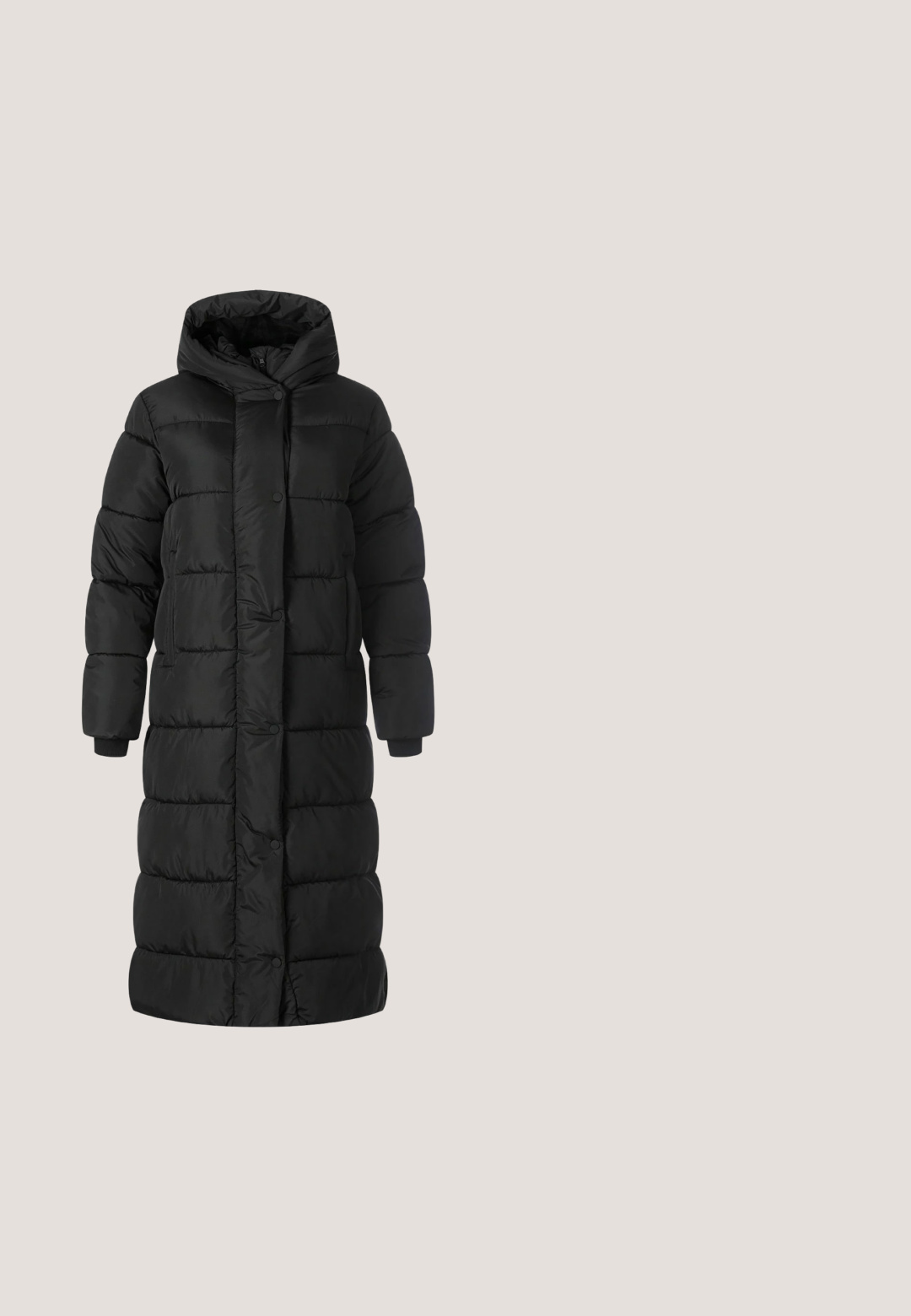 Lange zwarte gewatteerde jas met een capuchon, voorzien van gestikte panelen en knoopsluiting. Zachte textuur en geribbelde manchetten.; Zwarte fleece pullover met een hoge kraag, witte horizontale strepen op de borst en mouwen, en twee zijzakken. Zachte, gestructureerde stof.; Zwarte lange mouwen cropped top gemaakt van katoen. Heeft een ronde hals en een klein wit gedrukt logo "OH APRIL" op de voorkant.; Zwarte geribde wijde broek met elastische tailleband en klein decoratief logo, met een gladde textuur en een full-length ontwerp.; Zwarte winterlaars met dikke profielzool, fleece bovenrand en wikkel-schoenveterdetail op een effen witte achtergrond.; Zwarte schoudertas van zachte stof, met een afgeronde vorm, verstelbare riem en subtiel merkteken. Helemaal gladde textuur.
