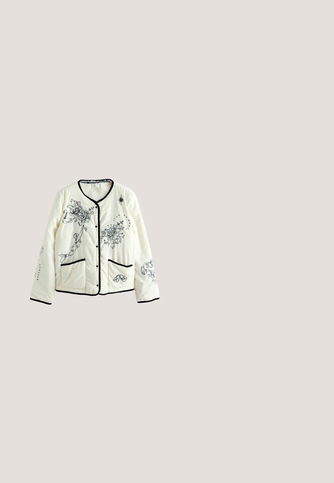 Witte fleecejas met zwarte bloemenborduring. Voorzien van een zwarte rand en drukknoopsluitingen. Zachte textuur en gedetailleerd bloemendisign.; Donkerblauw katoenen T-shirt met een kleurrijke grafische afbeelding van een figuur omringd door zuilen en vlammen, met de tekst "WRANGLER" in vetgedrukte letters.; Denimstof in donkerblauw, met een gladde textuur en subtiele geweven variaties, en contrasterende stikseldetails.; Elara Cowboy-/Bikerlaarzen - rot; Zonnebril met kattenoogvorm, rode verloopmonturen, gouden metalen pootjes en donker getinte glazen, liggend op een lichte achtergrond.; Marineblauwe bloemenprint tote bag met zwarte handgrepen en verstelbare schouderriem, vergezeld van een bijpassend rechthoekig etui met ritssluiting.