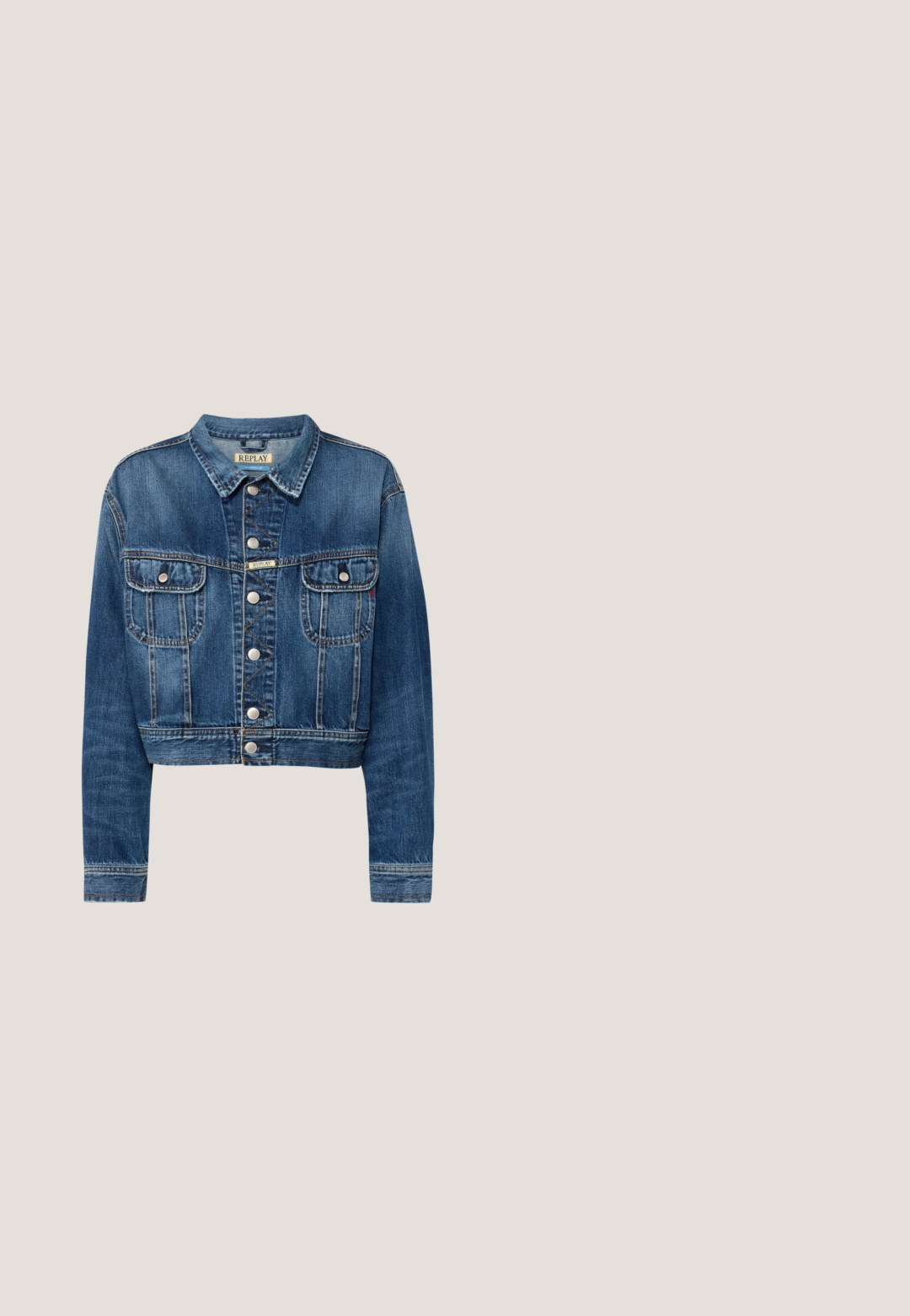 Korte denim jas in medium blauw met zilveren knopen, twee voorzakken en een klassieke kraag. Versleten textuur langs de naden.; Navyblauwe sweatshirt met een geribbelde ronde hals en lange mouwen. Beschikt over een grijze gebogen "SUPERDAY" logo aan de voorkant en geribbelde zoomen.; Marineblauwe mouwloze crop top met een wit gedeeltelijk "Bench" logo gedrukt op de bovenste voorkant en een ronde halslijn.; Marineblauwe sportshorts met witte zijstrepen en Superdry-logo met een kleine Amerikaanse vlag op het onderste linkerbeen.; Replay PYPER - Sneakers laag - blue; Denim schoudertas met verstelbare riem, zilveren hardware, gespsluiting aan de voorkant en marineblauwe bloemaccent. Merklogo zichtbaar.
