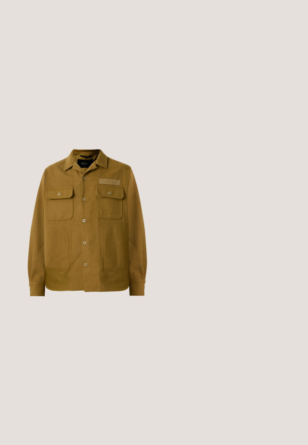 Braune Wollhemdjacke mit spitzem Kragen, zwei Brusttaschen und durchgehender Knopfleiste. Texturiertes Gewebe mit einem dezenten Muster.; Cremefarbenes T-Shirt mit kurzen Ärmeln und Rundhalsausschnitt mit "Replay Motocicli" in kleinen dunklen Buchstaben auf der linken Brust.; Denimshorts in heller Waschung, mit klassischem 5-Taschen-Design, Knopfverschluss und dezenten Verfärbungen. Saum klar und Textur sichtbar.; Schwarze Lederankelstiefel mit runder Zehenform, sechs Ösen Schnürdesign, strukturiertem Finish und niedrigem gestapeltem Absatz.; Schwarze Sonnenbrille mit rechteckigem Metallrahmen, dunkel getönten Gläsern und dünnen Bügeln vor hellem Hintergrund.; Schwarze Umhängetasche mit vorderer Reißverschlusstasche, verstellbarem Trageriemen und kleinem USPA Pferdelogo vorne in der Mitte.