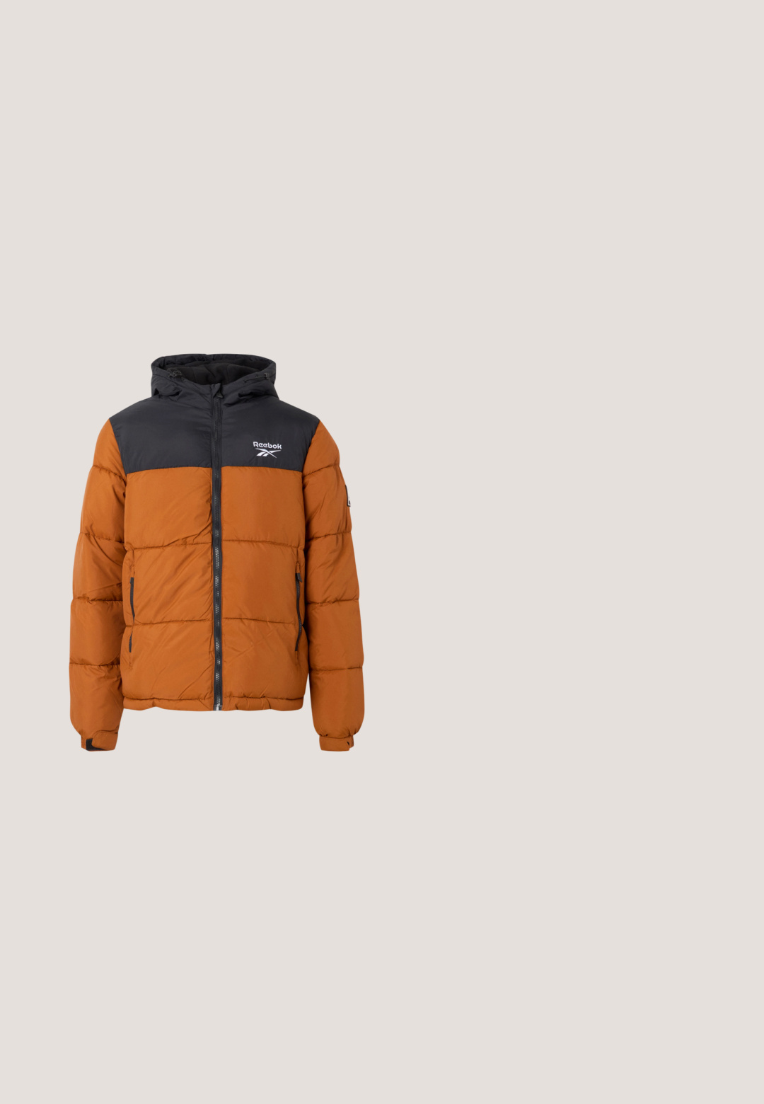 Puff-jakke med en sort øverste sektion og en orange nederste sektion, med lynlås fortil, justerbar hætte og Reebok-logo på brystet.; Sort pullover-hoodie med frontlommer og lille hvid "Abercrombie"-logo på venstre bryst.; Sort kortærmet skjorte lavet af glat stof med et rødt og orange "SLOW BURN" grafik på venstre side og en klassisk kravedesign.; Mørkegrå cargo-bukser lavet af slidstærkt bomuldsstof, med sidelommer, en afslappet pasform og en knaplukning i taljen.; Sort sneaker med en kraftig sål, der har meshpaneler og læderdetaljer. Indeholder hvide snørebånd og mærke på siden.; Sort Moschino crossbody-taske med guldlogo og justerbar sort rem på ensfarvet hvid baggrund.