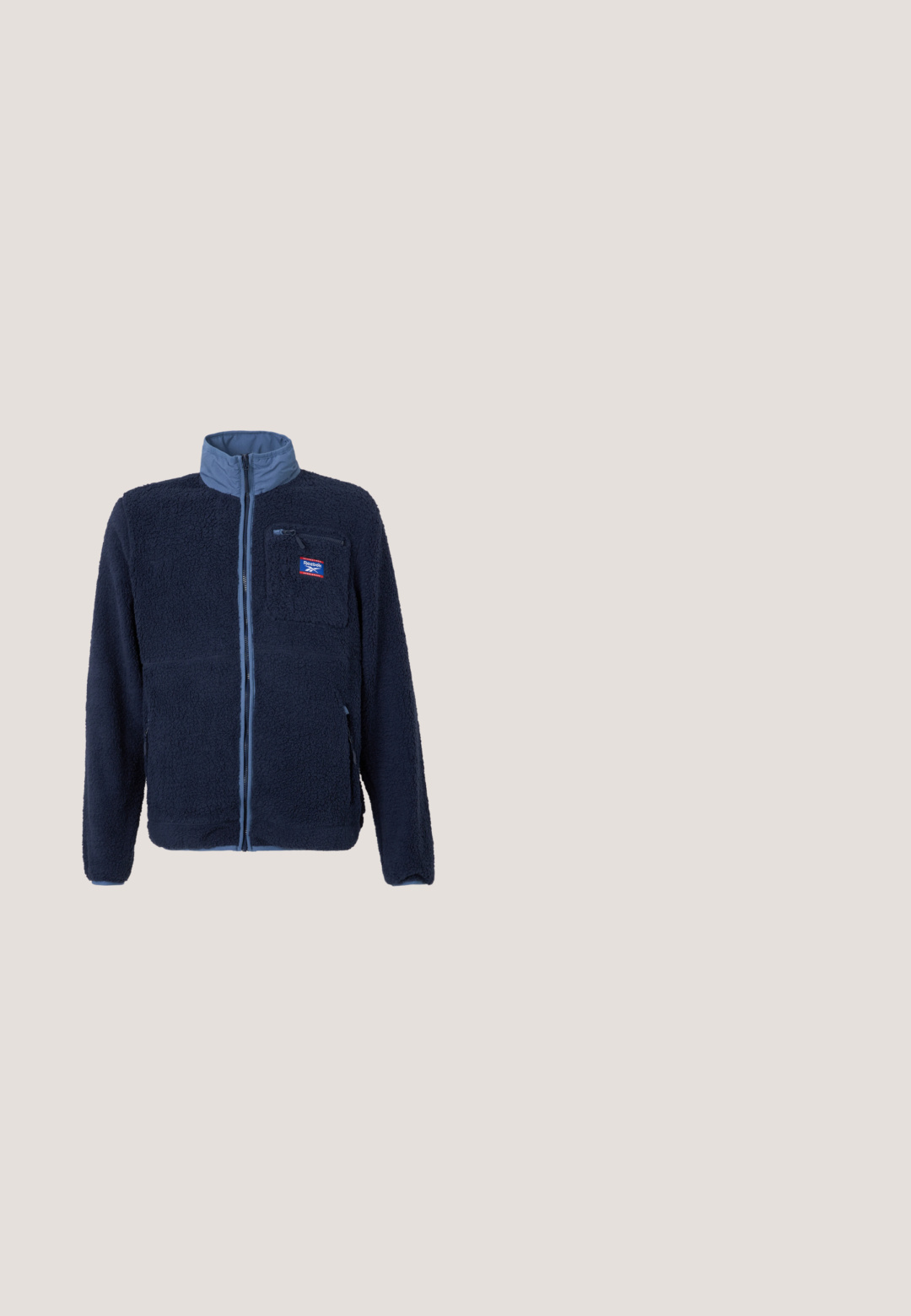 Navy-Fleecejacke mit einem hellblauen Kragen, Frontreißverschluss und einer Reißverschlusstasche auf der Brust. Texturierter Stoff mit einem weichen, flauschigen Aussehen.; Gestreiftes T-Shirt mit kurzen Ärmeln in Marineblau und Pink, mit Rundhalsausschnitt und einem kleinen roten Stickakzent auf der linken Brust. Baumwollstoff.; Schwarze Canvas-Hosen mit geradem Bein, ausgestattet mit einem frontalen Knopfverschluss, Gürtelschlaufen und Seitentaschen. Die Textur ist glatt und strapazierfähig.; Schwarze wasserdichte Knöchelstiefel mit einer soliden Gummisohle, Obermaterial aus Textil, Schnürdesign und gepolstertem Schaft für Komfort und Unterstützung.; Blaue rechteckige Sonnenbrille mit dunklen Gläsern, mattem navy-blauen Rahmen, Logodetail an den Bügeln, geraden Bügeln und einer soliden, glatten Textur.; Marineblauer Duffelbag aus strapazierfähigem Stoff, mit schwarzen Lederakzenten, zwei oberen Griffen und abnehmbarem Schultergurt mit Logo.