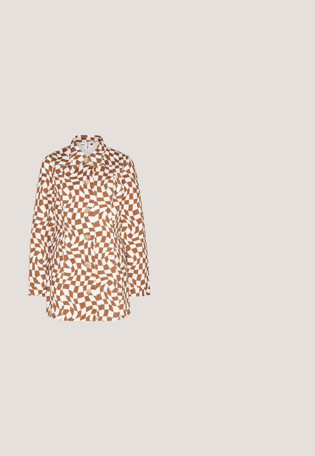 Résumé RENA JACKET - Abrigo corto - camel; Camiseta negra lisa de manga corta y cuello redondo, extendida sobre un fondo blanco.; Mos Mosh NATURAL PANT - Vaqueros rectos - toasted nut; ASRA JUDE - Zuecos - spice tan; Gafas de sol cuadradas rojas con lentes tintados marrones. Montura gruesa y brillante, con varillas delgadas y un pequeño detalle en el lateral para añadir interés visual.; Collar de color dorado con un diseño de cadena retorcida, que presenta un pequeño cierre y una longitud ajustable con una etiqueta.