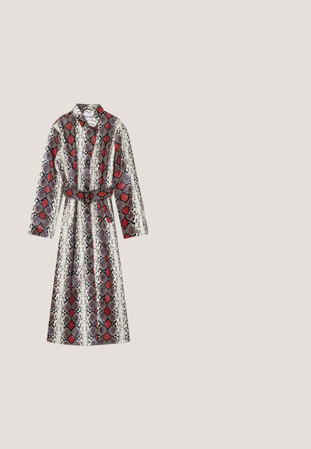 Vestido largo abotonado con un estampado de piel de serpiente que presenta diamantes rojos y negros sobre un fondo blanco. Incluye un cinturón a juego y mangas largas.; Blusa rosa de satén con mangas cortas, escote en V, cuello pequeño y corte holgado.; Pantalones negros de cintura alta con detalle de cinturón atado. Fabricados con una tela suave, presentan un diseño de pierna recta y dos bolsillos frontales.; Zapato de tacón alto negro con punta puntiaguda, correa en el tobillo y pequeño colgante, sobre fondo blanco.; Bolso de mano de piel negra con forma estructurada, asas cortas y una correa de hombro desmontable. Presenta herrajes en tono dorado y un detalle de lazo.; Gemelos de plata con incrustaciones de concha de abulón iridiscente en forma rectangular sobre un fondo blanco liso.