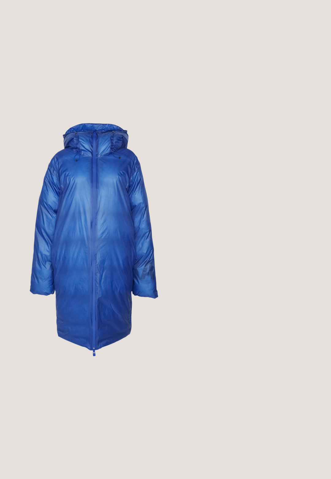 Blå, puffy lang jakke med hætte, lavet af skinnende, let materiale. Har en lynlås foran og elastiske snore i hætten.; Blå bluse med lange ærmer med sort blomsterprint, V-hals og knapper foran.; 2nd Day MILLE DAILY SLEEK - Bukser - 184247 brilliant blue; Hvide lærreds sneakers med sort logo, suedelæderdetaljer og gummisål. Har flade hvide snørebånd og en rund tådesign.; Blå og hvid mulepose med stort stiliseret polkaprikket blomsterprint og to håndtag til at bære i hånden eller på skulderen.; Hjerteformede øreringe lavet af sølvfarvet metal, med en række klare rektangulære rhinsten langs kanterne.