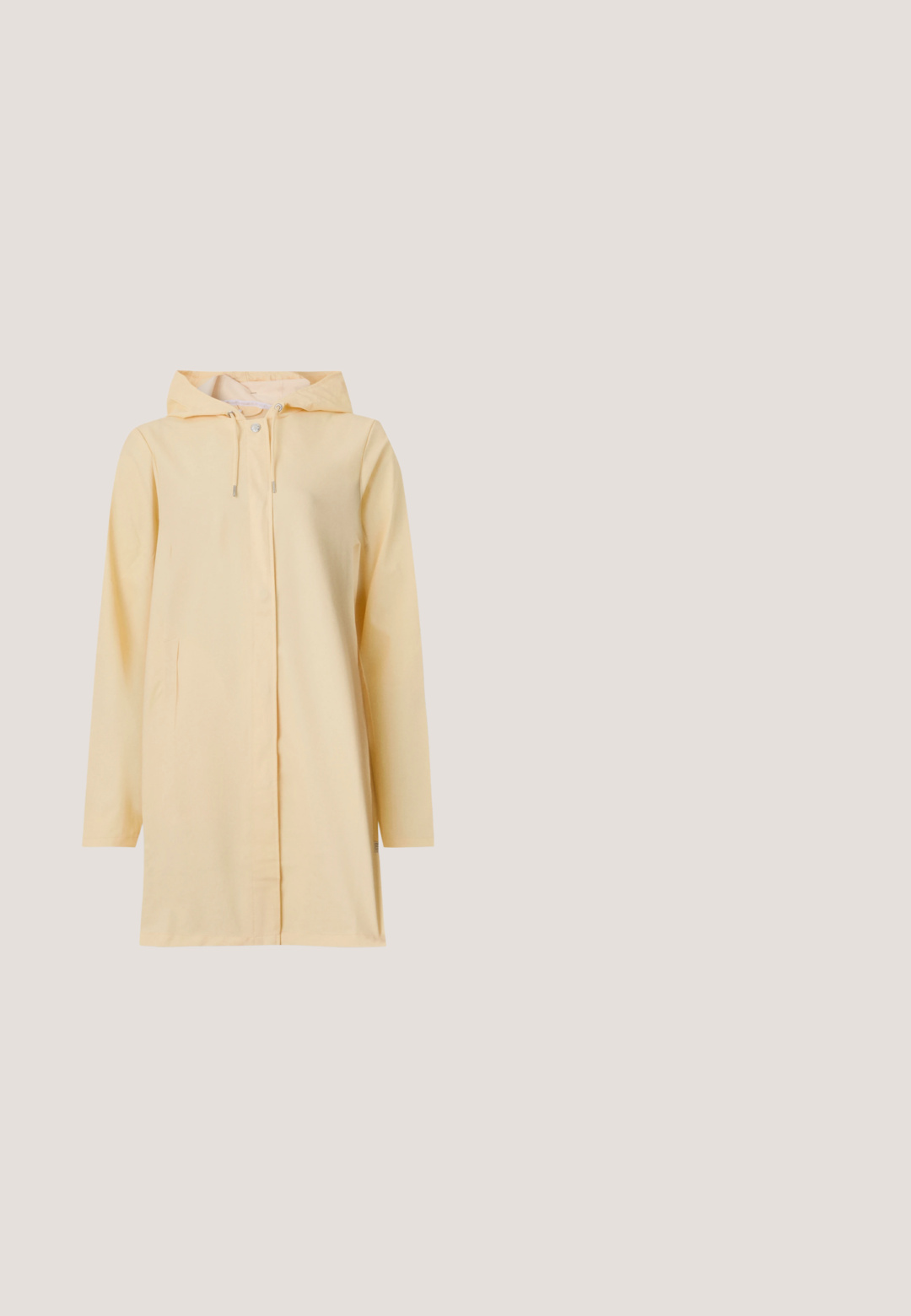Imperméable jaune avec capuche, fermeture éclair à l'avant et fermeture à boutons ; dispose de deux poches latérales et d'une coupe décontractée. Texture lisse.; T-shirt à manches courtes de couleur crème en tissu côtelé, avec un petit patch logo CK sur le devant, un col rond et une coupe relaxée.; Pantalons cargo blancs en coton, avec poches latérales, passants de ceinture et ourlets retroussés. Le design comprend une coupe droite et une fermeture à bouton.; Bottes de cheville en caoutchouc beige avec une finition lisse, bout rond et semelle texturée. Présentent un panneau latéral et un détail de logo sur le talon.; Sac à main en cuir jaune avec une silhouette incurvée, une bandoulière courte réglable et un compartiment zippé. Présente un logo subtil à l'avant.; Boucles d'oreilles en métal doré avec un design cintré et allongé. La surface est lisse et polie, arborant un style minimaliste.