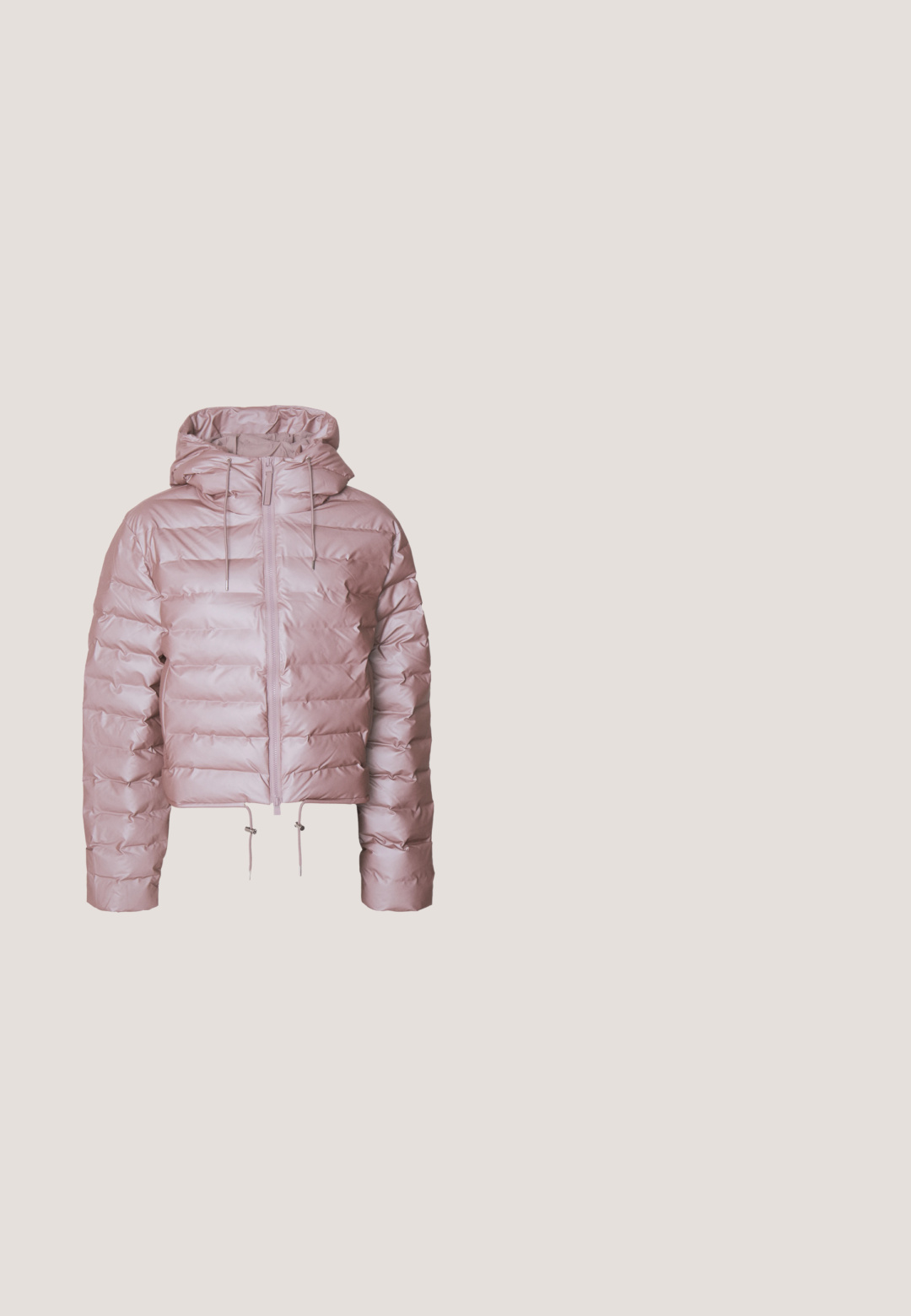 Veste rembourrée rose avec capuche, design court, matelassage vertical, fermeture éclair avant, et cordons de serrage réglables à l'ourlet et à la capuche.; Sweat à capuche rouge en maille torsadée avec fermeture éclair, manches longues et bords-côtes aux poignets et à l’ourlet, sur un fond clair uni.; T-shirt à manches courtes rayé horizontalement noir et blanc avec un col blanc et un petit cœur rouge brodé sur le côté gauche de la poitrine.; Pantalons légers noirs avec une taille élastique et une ceinture ajustable. Dotés de jambes fuselées et de panneaux de genoux renforcés pour plus de durabilité.; Baskets blanches basses avec des détails perforés, une semelle en caoutchouc texturé et de subtils accents dorés sur le logo latéral. Matériau synthétique lisse.; Sac à main Hugo en cuir noir avec deux poignées, une bandoulière amovible et un cordon décoratif noir et blanc avec pendentif cœur doré.