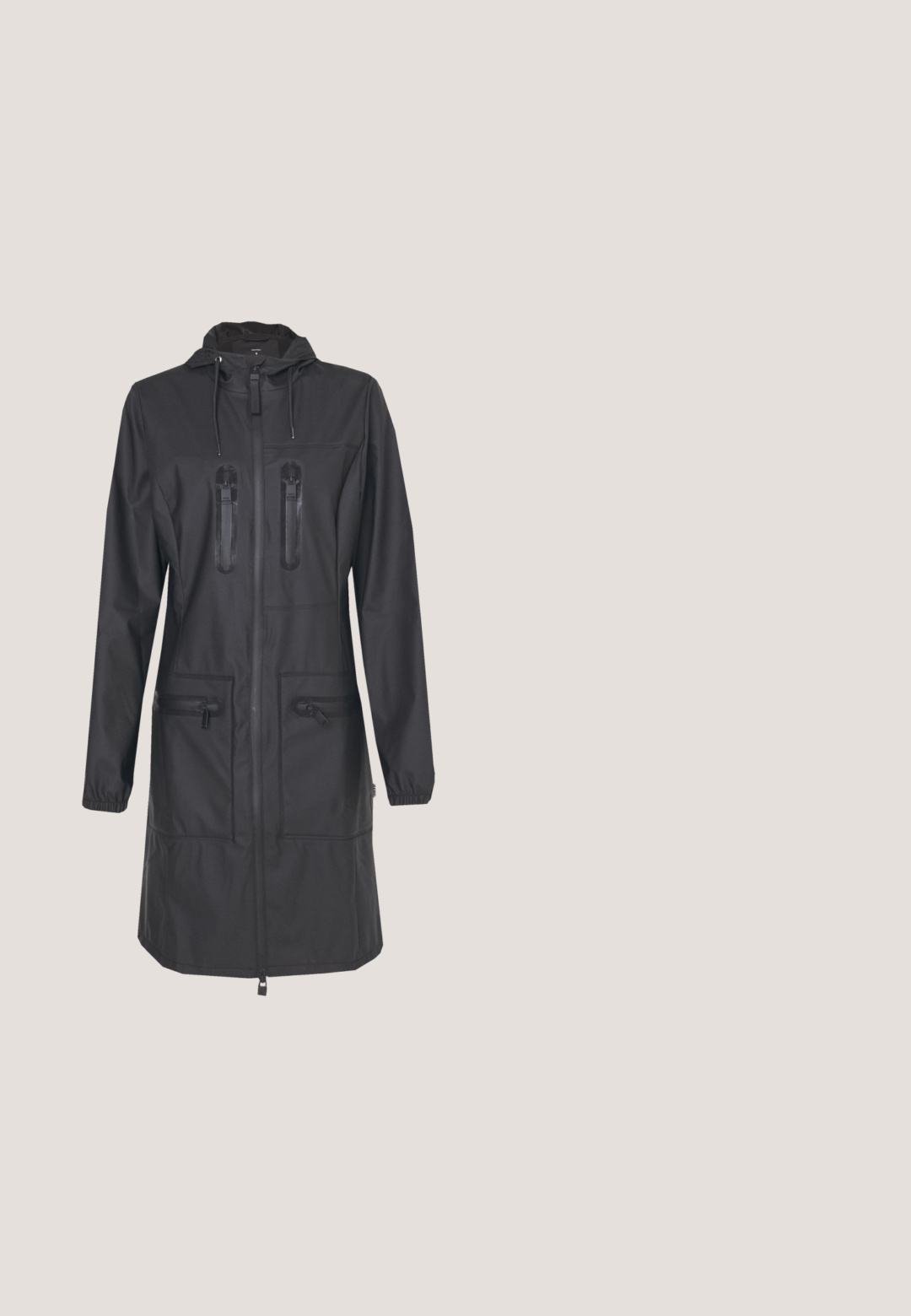Rains Regenjas - black; Grijs topje met lange mouwen en een hoge kraag, gemaakt van gestructureerde stof en voorzien van zwarte accenten op de schouders, met een Adidas-logo op de borst.; Broek met een riem, voorzien van een mix van donkergroene en grijze stoffen, hoekig patchworkontwerp, meerdere zakken en verstelbare enkelbandjes.; Zwart leren enkelboot met ronde neus, gouden oogjes en textuurzool. Voorzien van een gevoerde kraag en een kenmerkend logo aan de zijkant.; Zwarte messenger bag van duurzaam materiaal, met een hoofdritscompartiment, twee frontzakken, een verstelbare schouderband en subtiele branding.; Zwarte geïsoleerde handschoenen met een getextureerde palm, verstelbare polsband en elastische manchetten, met een glad accent op de vingers.