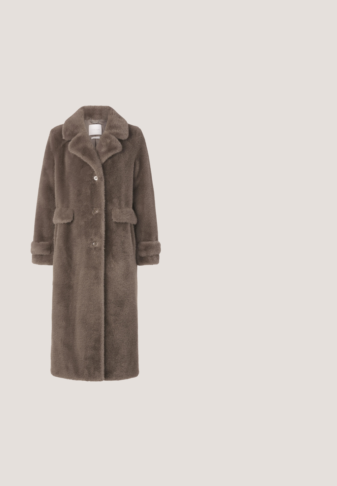 Faux fur jas in zachte taupe kleur, met een ingesneden kraag, knoopsluiting, zijzakken en opgerolde mouwdetails.; Style Republic Trui - sand; Broek met wijde pijpen in lichtbruin gestructureerd stof met voorplooien en zijzakken, plat weergegeven op een witte achtergrond.; Donkerbruine suede enkellaars met lage blokhak, zij-elastische panelen en een lussen aan de achterkant, weergegeven in profiel op een witte achtergrond.; Donkerbruine lederen handtas met krokodillenpatroon, bovenhandvatten, gouden sluiting, afneembare schouderriem en Lancaster Paris-logo.; Delicate gouden ketting met karabijnsluiting en verstelbare verlenger die eindigt in een kleine hanger in hartvorm op een witte achtergrond.