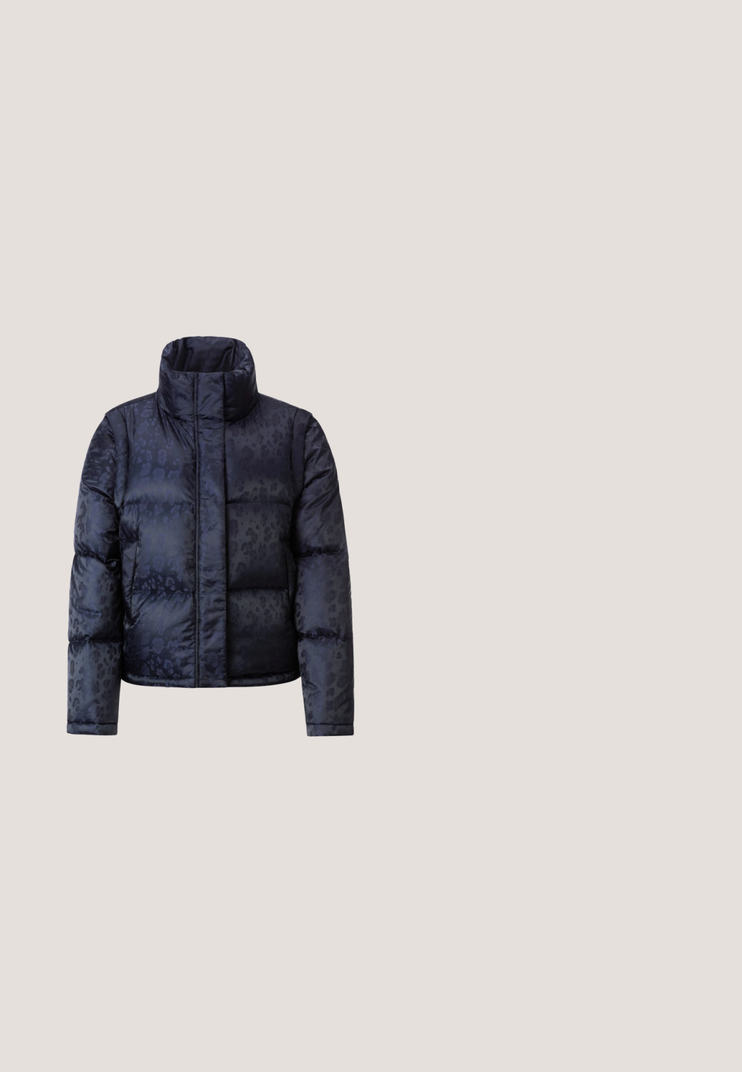 Gevoerde pufferjack in donkerblauw met een subtiele luipaardprint, hoge kraag en lange mouwen. Glad, glanzend stof met gestikte delen.; Blauwe coltrui van zacht, rekbaar materiaal. Beschikt over lange mouwen en de tekst "JOOP! JEANS" in het wit gedrukt op de rechtermouw.; Blauwe denim jeans met wijde pijpen, hoge taille, knopen aan de voorkant met rits, vijf zakken en rafelige zoom.; Lichtgewicht sneakers met een robuust ontwerp, voorzien van een crèmekleurig bovenwerk, blauwe accenten en een levendig roze logo. Dikke zool met gestructureerde grip.; Zwarte, doorgestikte schoudertas met zilverkleurige kettingriem en Emporio Armani logo op de voorklep.; Calvin Klein SPIRAL - Armband - silver-coloured
