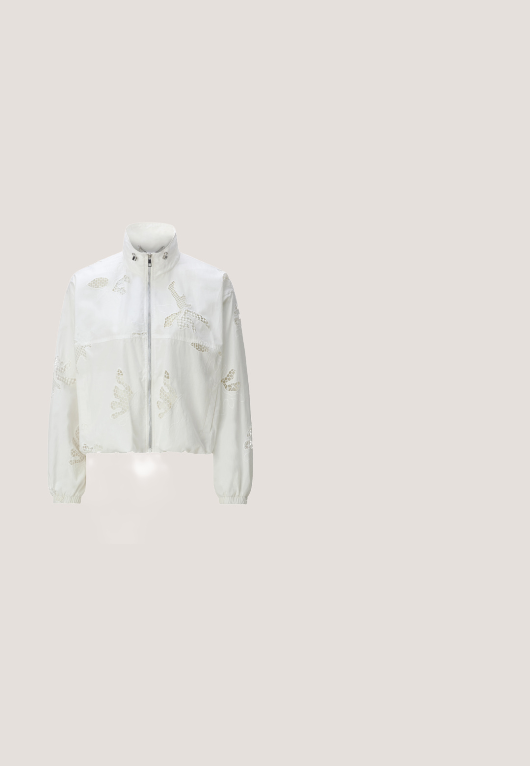 Weiße kurze Jacke mit durchgehendem Frontreißverschluss, hohem Kragen, elastischen Bündchen und ausgeschnittenen Blumenmustern mit Einsätzen aus Netzstoff.; Cremefarbener gestrickter ärmelloser Pullover mit Rautenmuster, seitlichen Bindebändern und bestickten Ansammlungen von rosa, blauen und gelben Blumen auf den Vorderteilen.; Mehrfarbiger Midi-Rock mit gerafftem Taillenteil. Gefeatured sind geometrische Muster in Teal, Koralle, Gelb und Weiß auf leichtem Stoff.; Braune Wildleder-Stiefeletten mit spitzer Zehe, seitlichem Reißverschluss und klobigem Absatz. Sie verfügen über eine glatte Textur und minimale Nähdetails.; Maje Handtasche - camel; Schwarzer Ledergürtel mit verzierten silbernen Conchos und einer quadratischen silbernen Schnalle mit gravierten geometrischen Mustern.