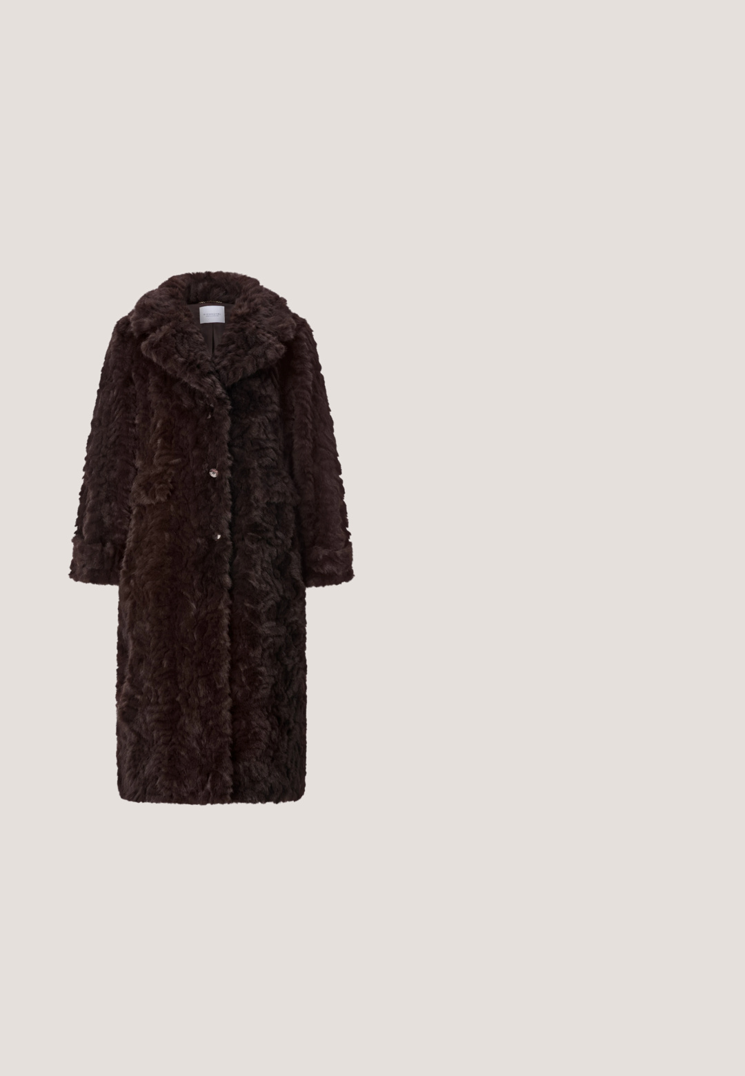 Langer dunkelbrauner Kunstpelzmantel mit weitem Kragen, Knopfverschluss und zwei Fronttaschen.; Senfgelbes Samtkleid mit hohem Kragen, puffigen langen Ärmeln und gerafftem Taillenbereich, der mit drei dekorativen Knöpfen verziert ist. Bodenschwingendes Design.; Glitzernder goldfarbener Schuh mit niedrigem Absatz, spitzer Zehenform, Knöchelriemen und dekorativer Hardware. Glatte Textur mit schimmerndem Finish.; Schildpatt-Sonnenbrille mit dunklen Gläsern, quadratischer Form, goldfarbenen Akzenten und drei geometrischen dekorativen Details an den Bügeln.; Kleine goldene Metallic-Clutch mit silbernem Verschluss und Kettengurt auf einfachem hellem Hintergrund.; Goldene Halskette mit blauen und klaren Edelsteinanhängern, angeordnet in einem symmetrischen Muster, Verschluss und verstellbare Kette sichtbar auf weißem Hintergrund.