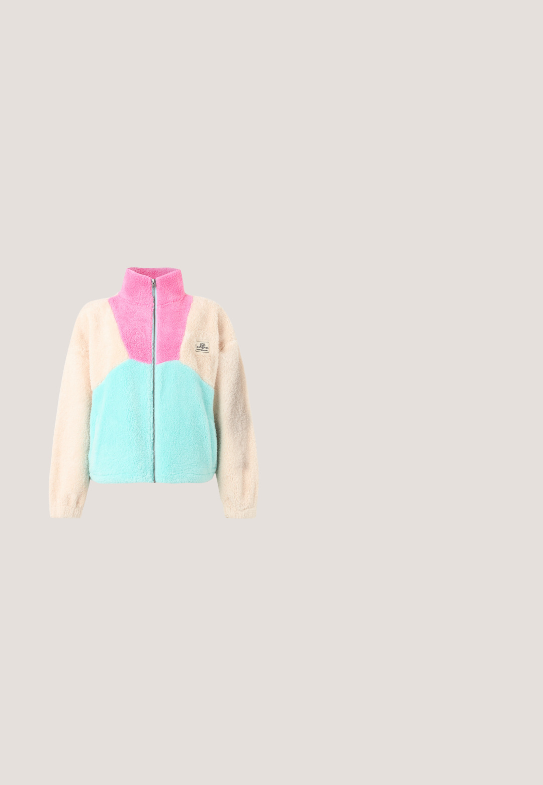 Chaqueta con cremallera y cuello alto, de tejido suave, con bloques de color rosa, crema y azul claro, y un pequeño parche con logo en el pecho.; Camiseta de algodón morada con diseño gráfico de una vaca en blanco y negro. Manga corta y corte relajado con escote redondo.; Pantalones de chándal de felpa con un fondo negro y un patrón floral en azul oscuro. Presentan una cintura elástica y bolsillos laterales. Textura suave.; Zapatillas beige claro con acentos morados, suela de goma y cordones planos. Combinadas con pantalones negros, exhibidas sobre una superficie texturada verde.; Bolso de nylon negro con estampado floral colorido en púrpura y azul. Cuenta con una larga correa ajustable y un cierre de cremallera. Texto del logo en la parte frontal.; Collar de cordón trenzado rosa y azul con nudos ajustables y un colgante rectangular con piedra preciosa transparente en un engaste de plata.