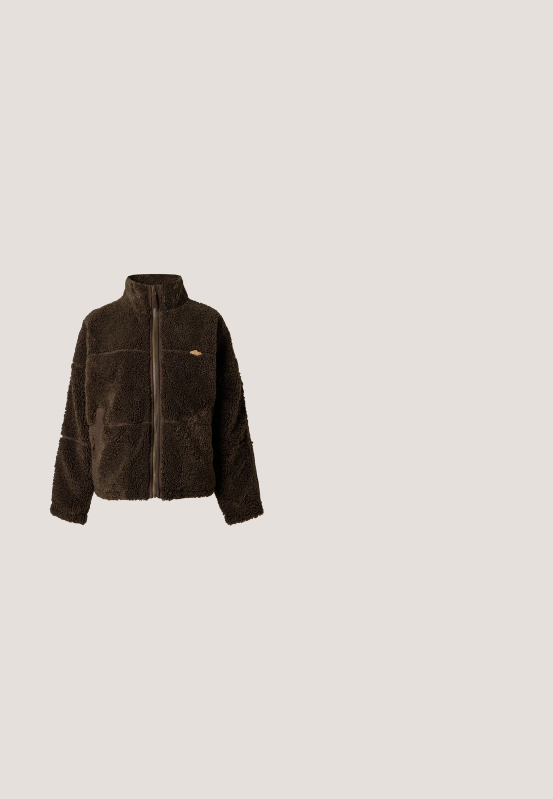 Veste polaire marron à col montant avec fermeture éclair intégrale devant et poches latérales, réalisée dans un tissu épais, texturé et doux.; Combinaison en coton vert avec manches longues, boutons à l'avant, deux poches poitrine et une coupe droite. Comprend un patch logo sur la poitrine.; Sweat-shirt vert à manches longues avec col rond, poignets et ourlet côtelés, avec un petit patch logo carré sur la poitrine gauche.; Baskets Mary Jane en daim vert olive avec semelle en caoutchouc noire, bout renforcé nervuré, clous en forme d'étoile et deux sangles à boucle en laiton.; Sac bandoulière Vans à motif camouflage avec poche avant zippée, bandoulière noire réglable et petite poignée supérieure.; Boucles d'oreilles en argent avec une finition polie, présentant une forme ronde simple et une fermeture à tige pour un port sécurisé.